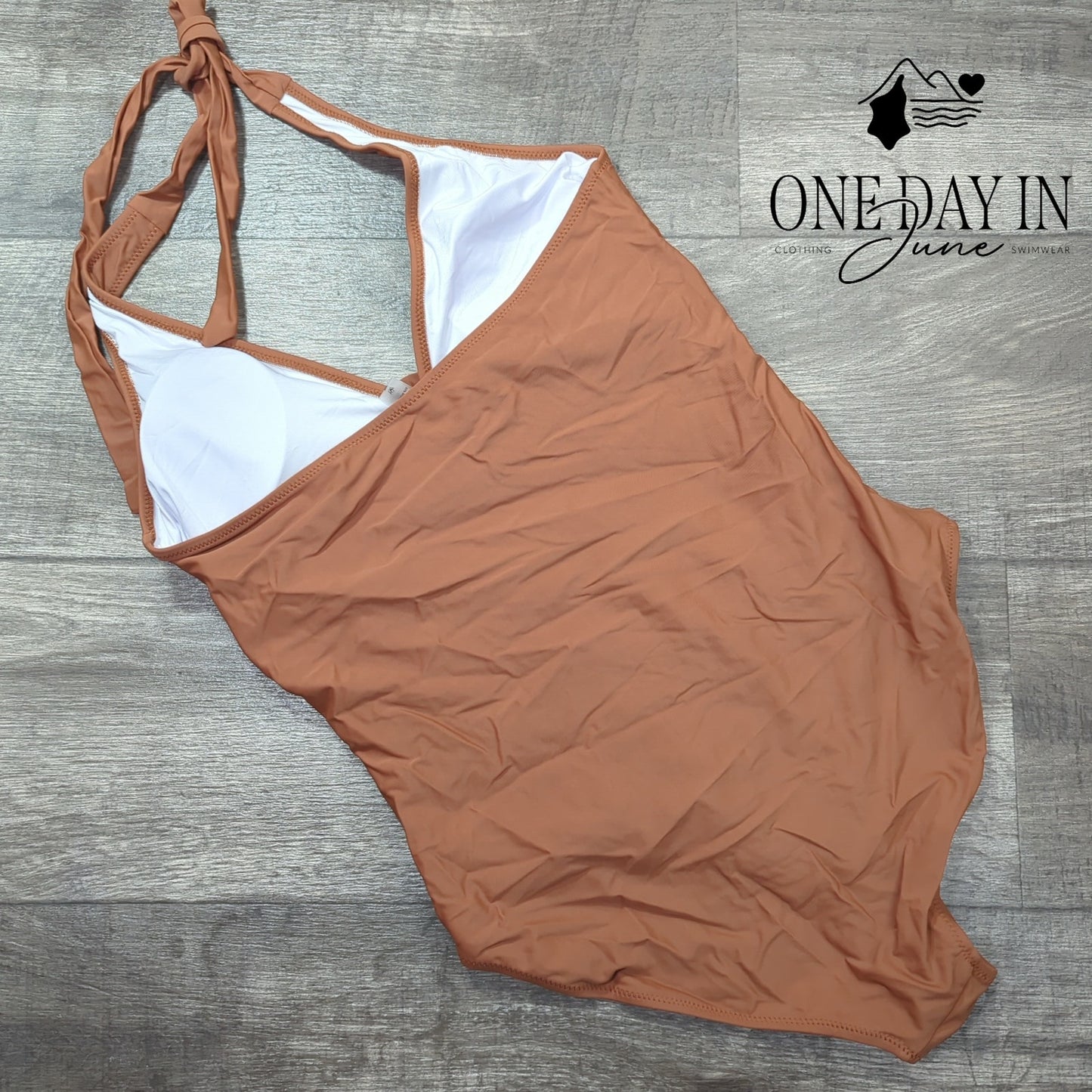 CharmLeaks Twist Front Halter One Piece Swimsuit Size L