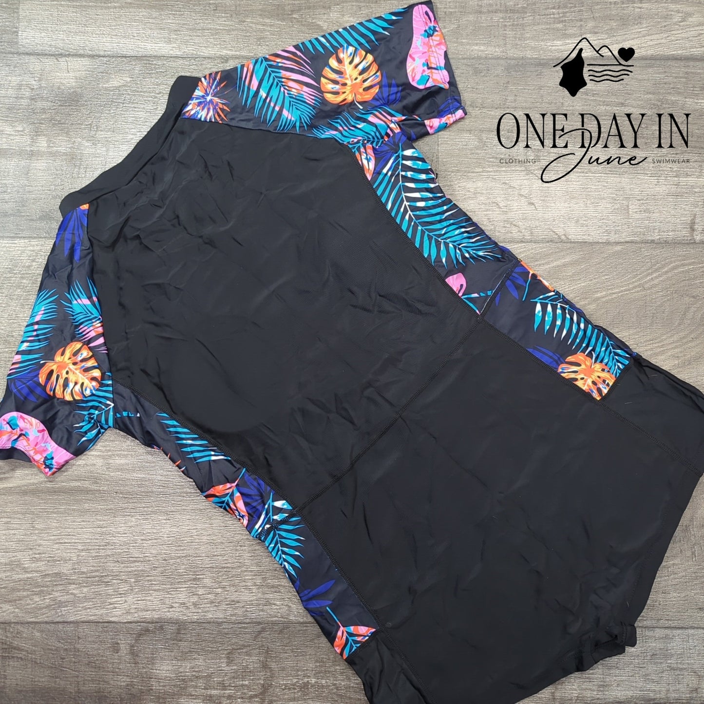 CharmLeaks Short Sleeve Rashguard Boyshort One Piece Swimsuit Size 2XL