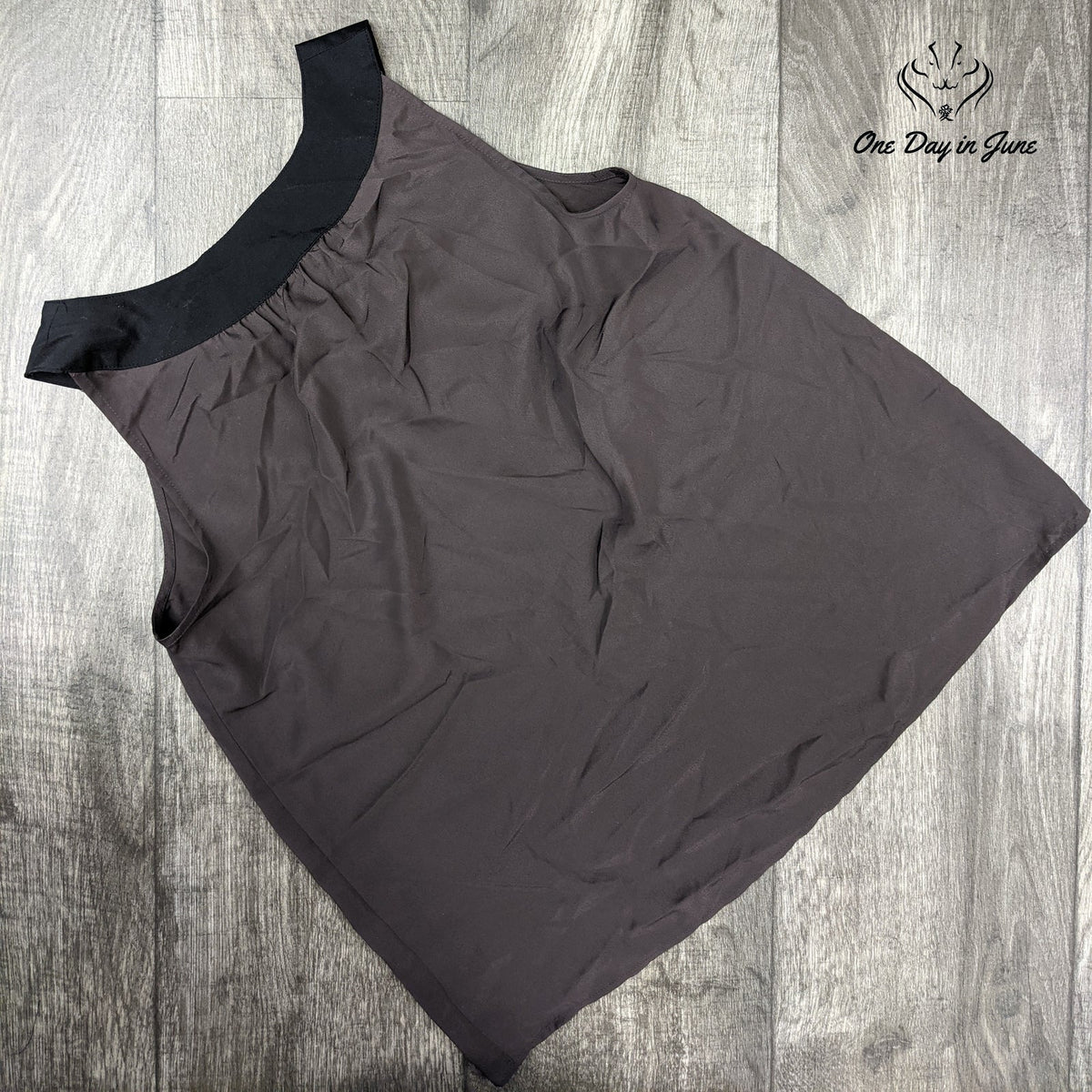 Mossimo Sleeveless Blouse Gray Black Contrast Collar Flowy Top Size S