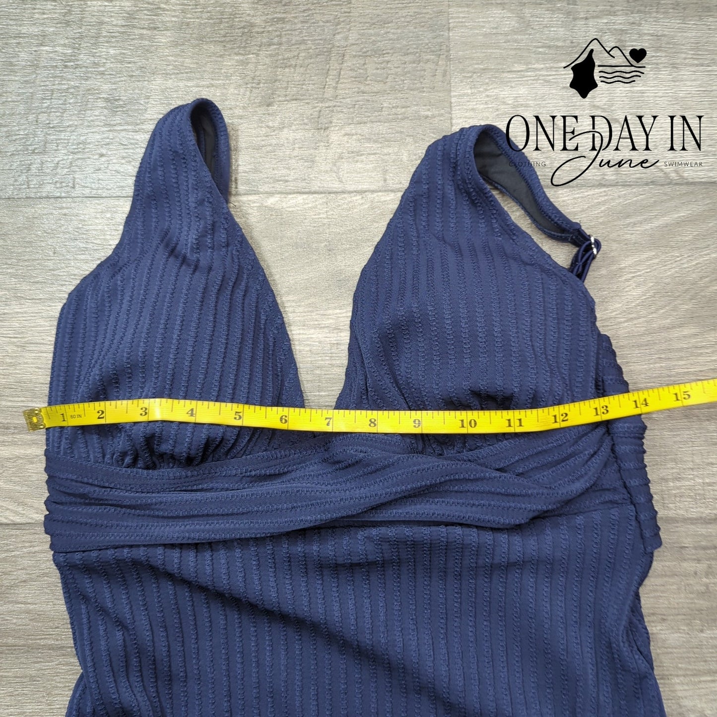 Cupshe V Front Textured One Piece Swimsuit Size L