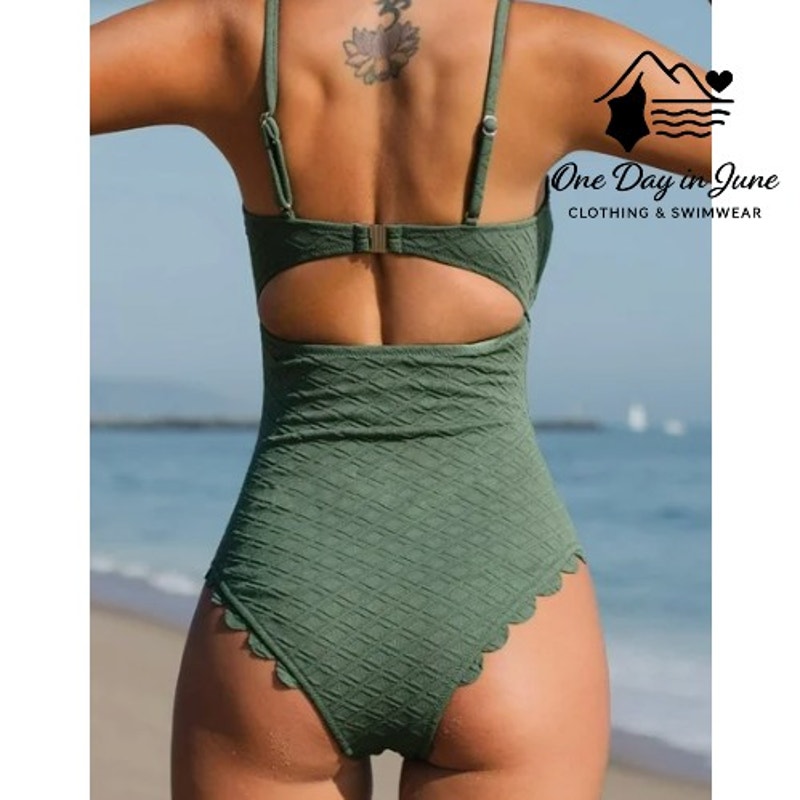 Cupshe Scallop Edge Textured Cut Out One Piece Swimsuit Size M