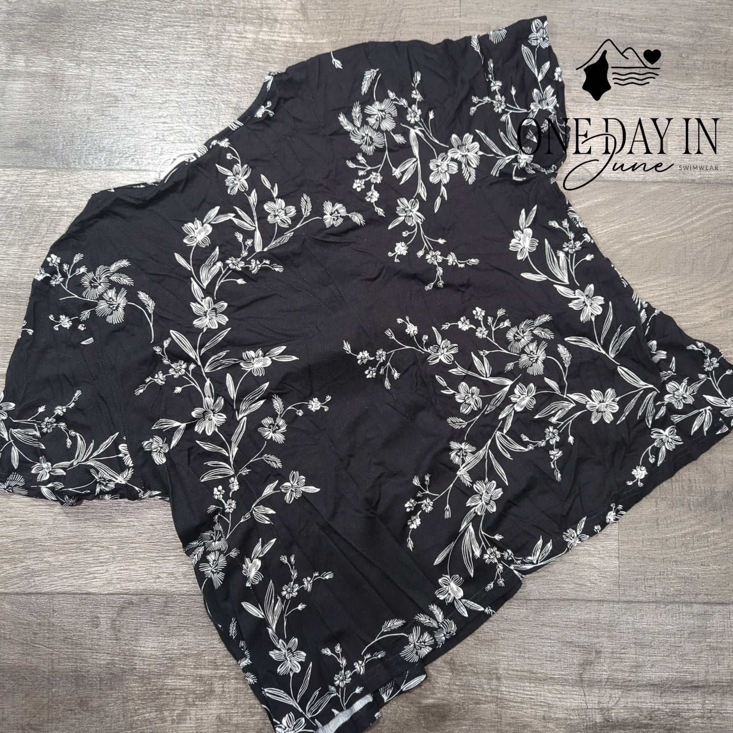 ArtJuly Short Sleeve V Neck Floral Top Size XL