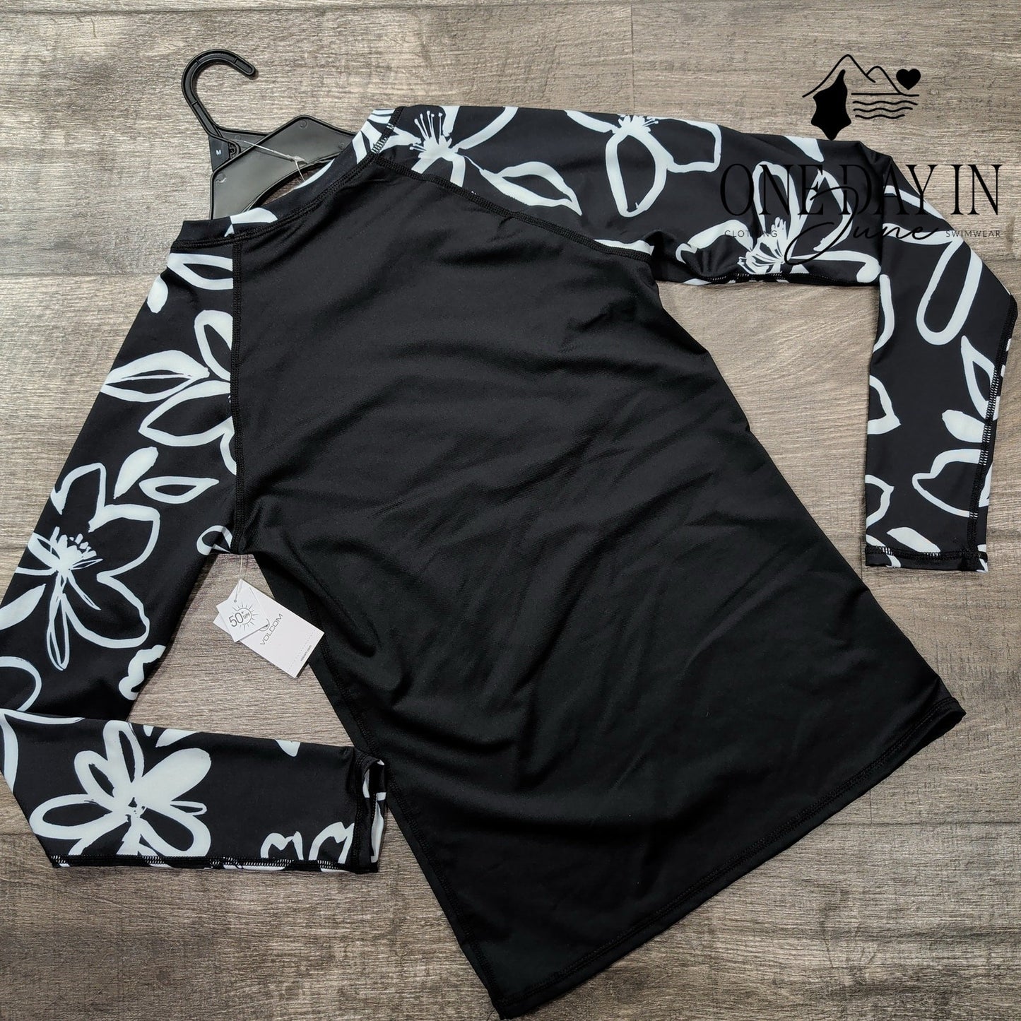 Volcom Long Sleeve Rashguard Size M