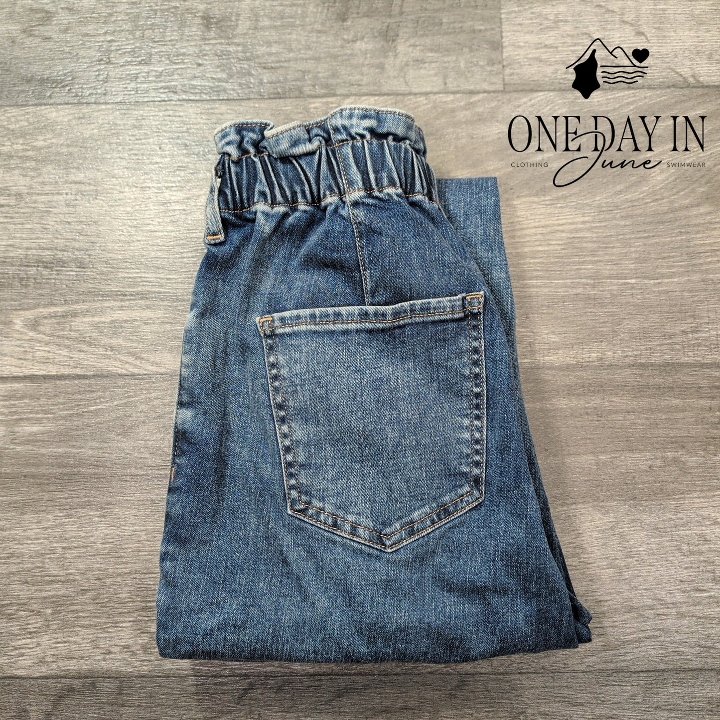 Express Super High Rise Mom Jeans Size 2