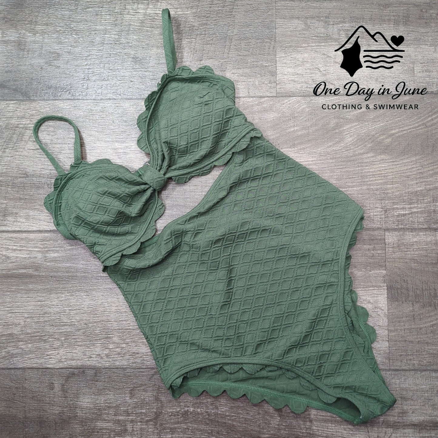 Cupshe Scallop Edge Textured Cut Out One Piece Swimsuit Size M