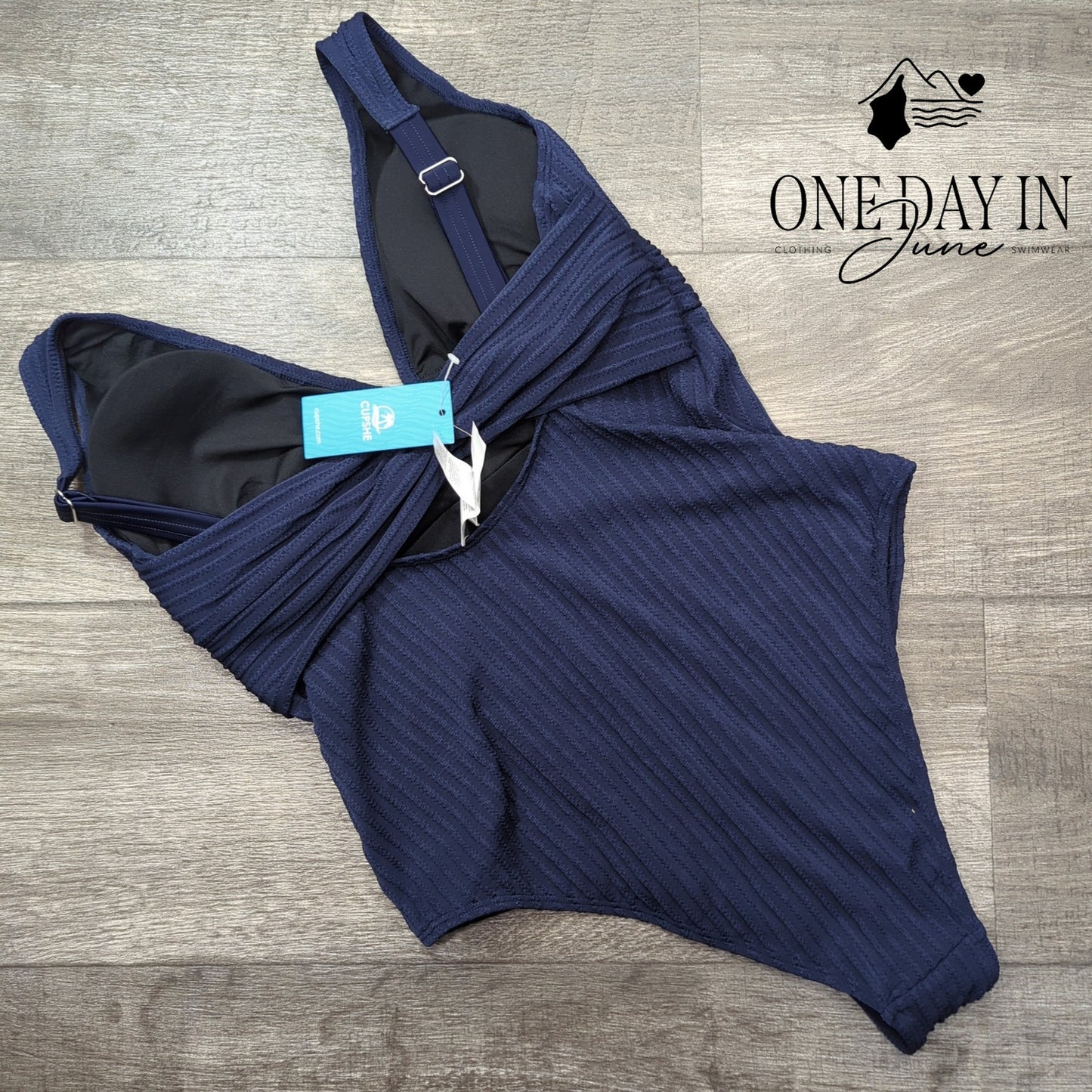 Cupshe V Front Textured One Piece Swimsuit Size L