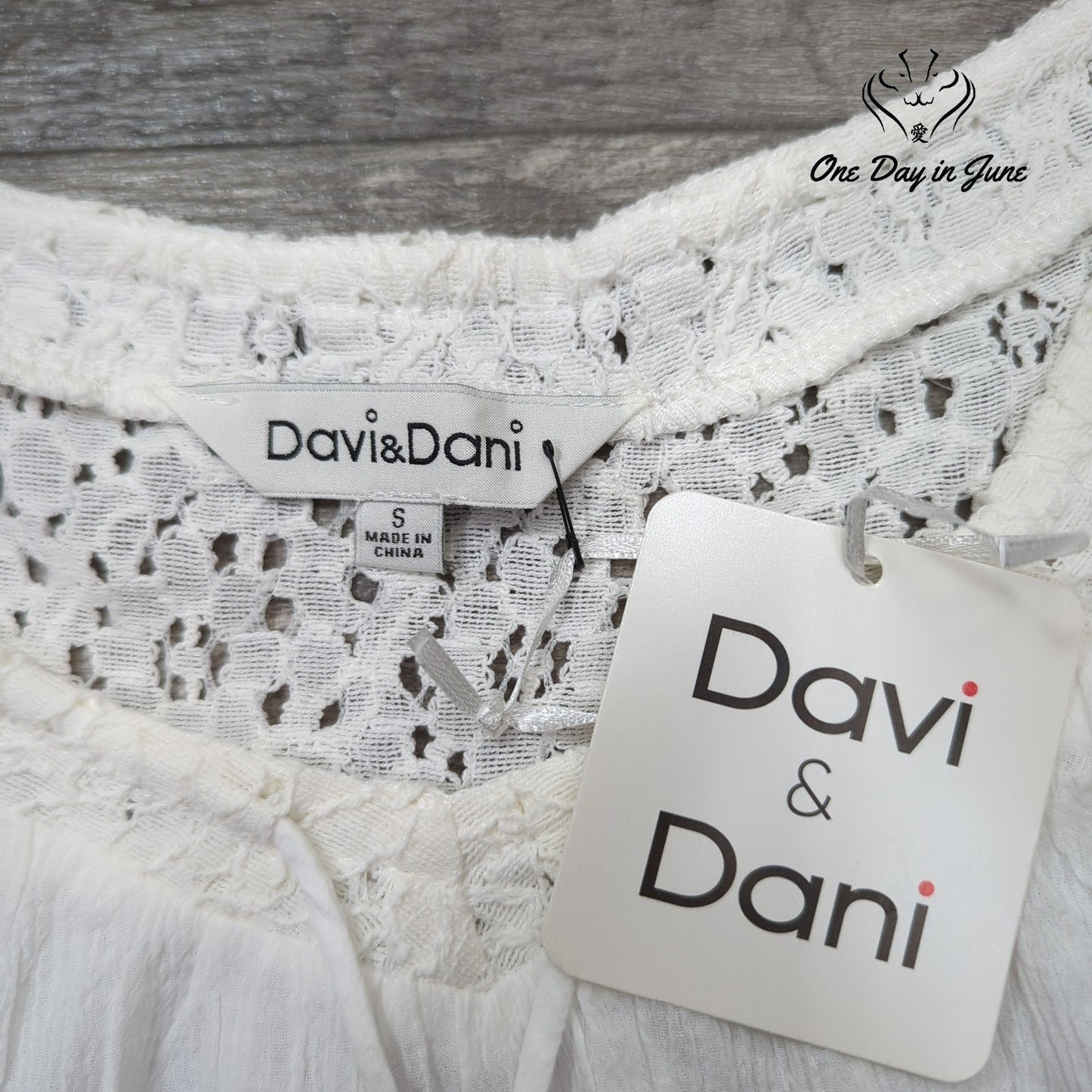 Davi & Dani Lace Sleeve Top Size S