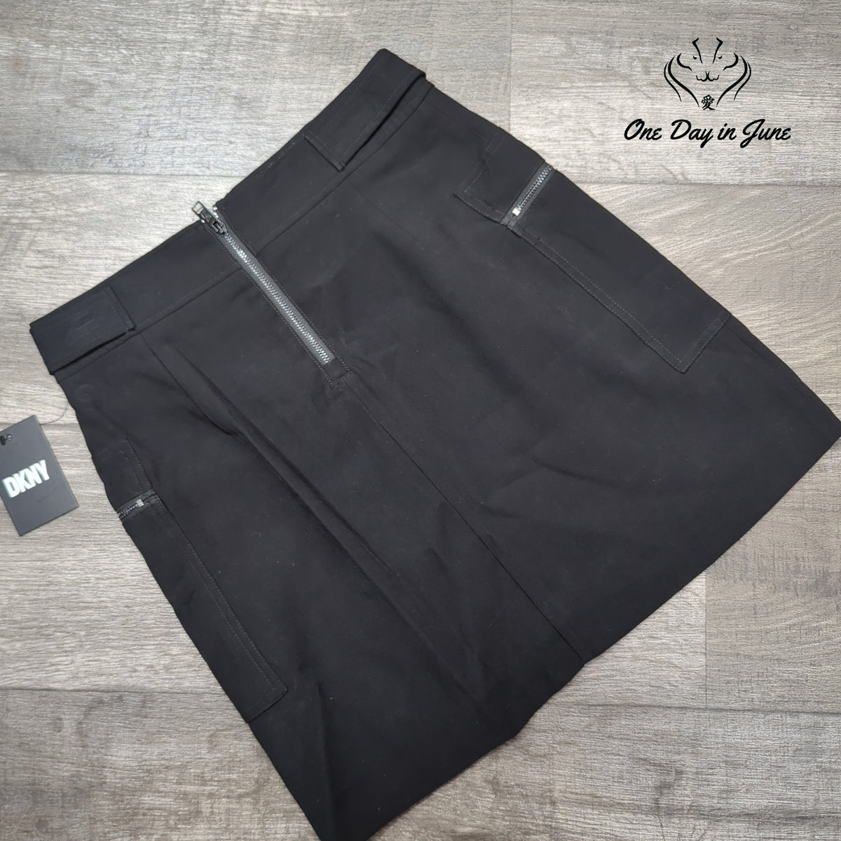 DKNY Frosted Twill Cargo Mini Skirt Black Zip Pockets NWT Size 2