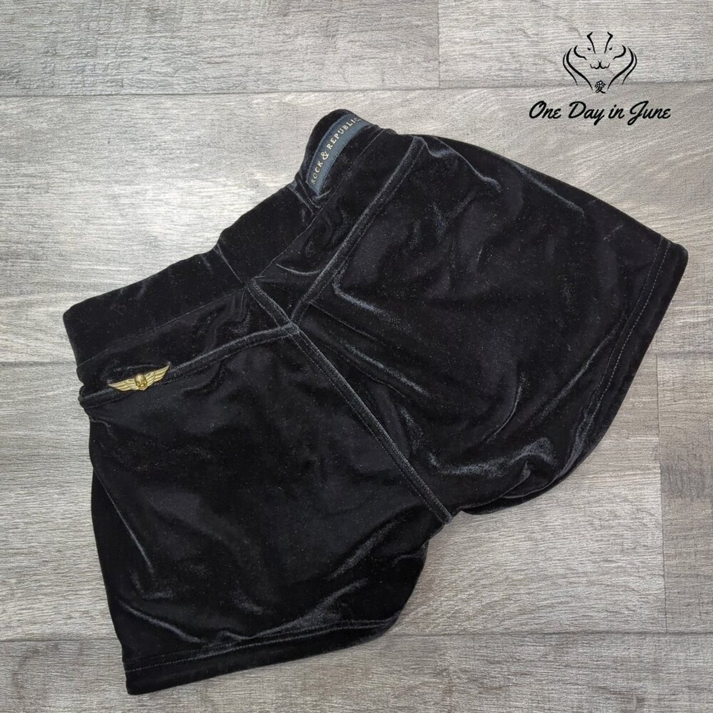 Rock & Republic Black Velvet Pull On High Rise Shorts Size 2