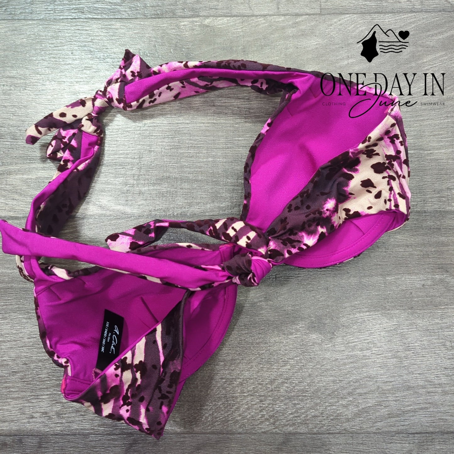 A.Che Underwire Halter Tie Back Bikini Top Size M (32E, 34DD, 36D, 38C)