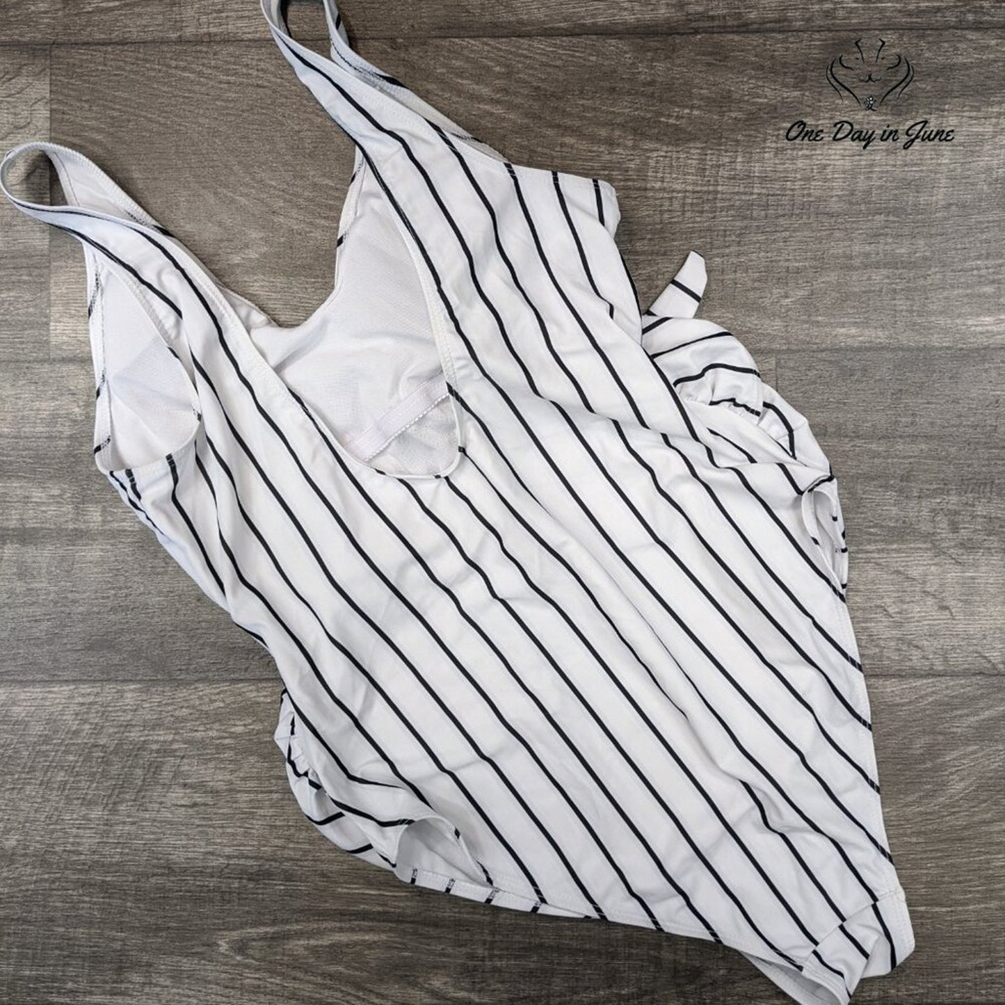 Veceney Stay Young Deep V-Neck Bowknot Tie at Waist One Piece Size L