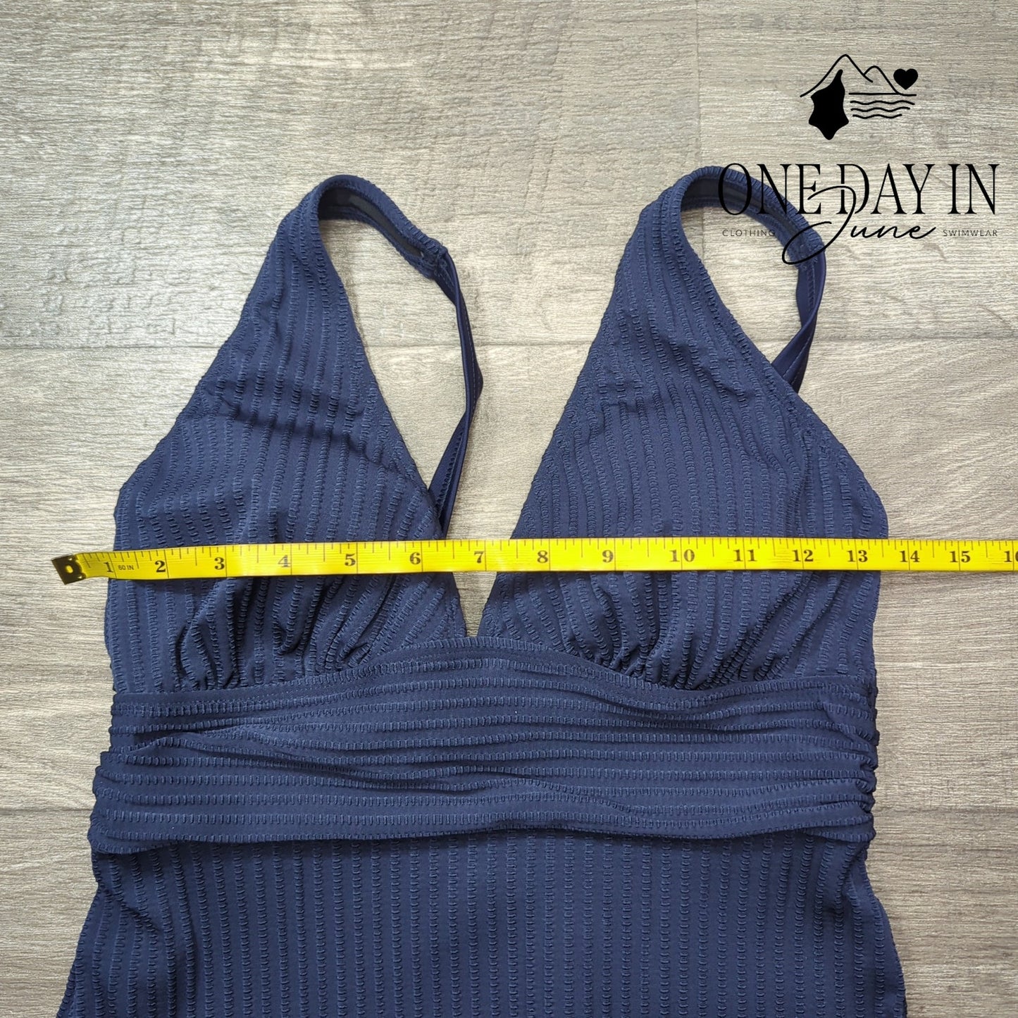 Cupshe V Front Textured One Piece Swimsuit Size M