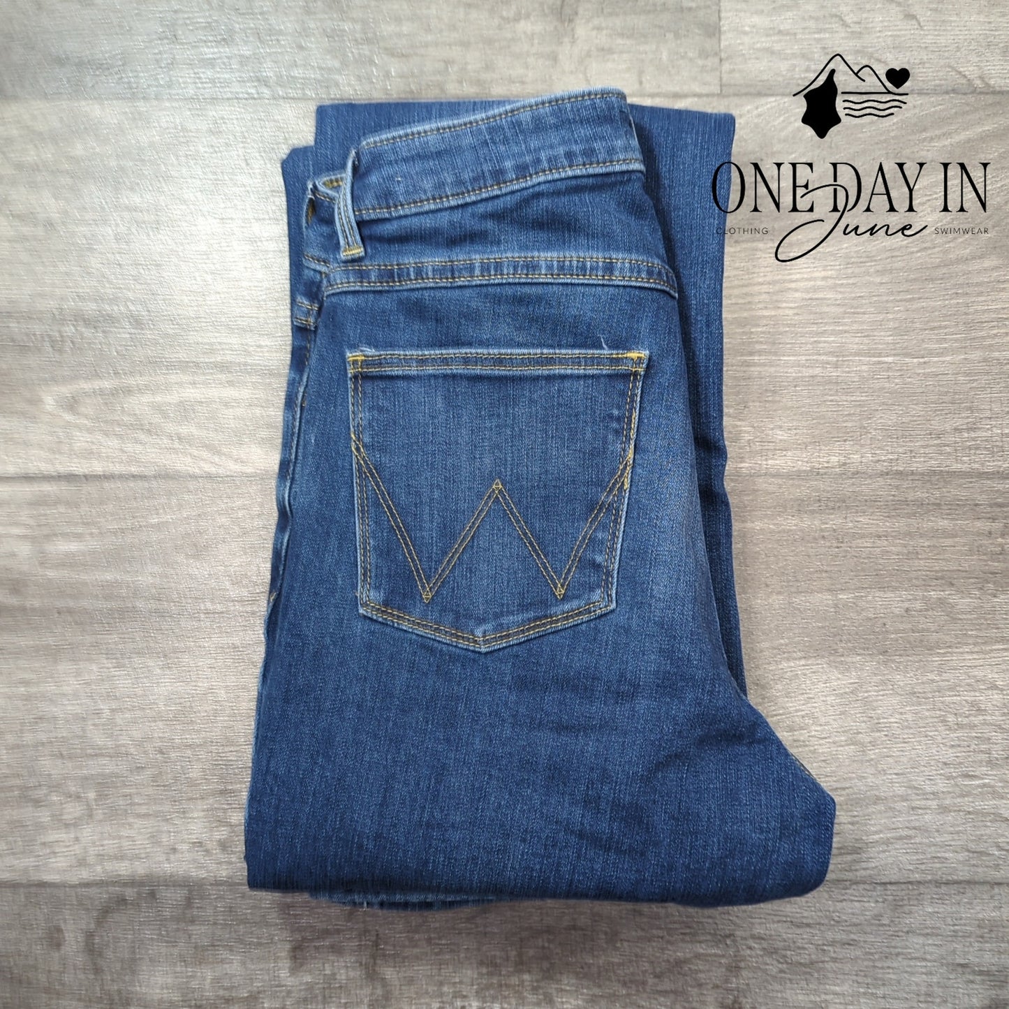 Wrangler High Rise True Straigh Jeans Size 4T (27X34)