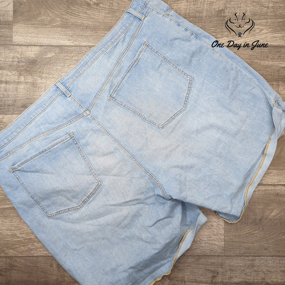 Old Navy High Rise Wow Denim Shorts Plus Light Wash Cuffed NWT Size 30