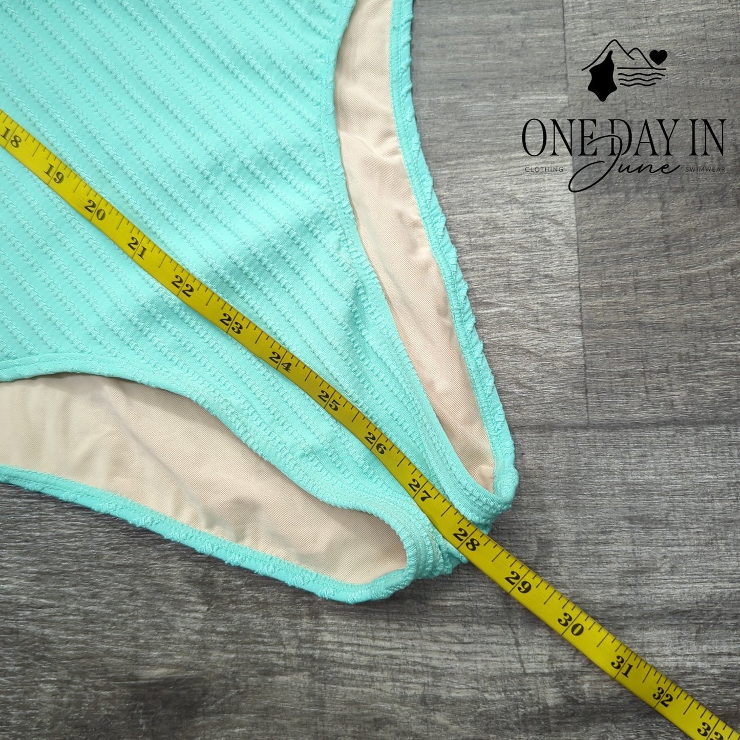 Cupshe Textured V Front One Piece Swimsuit Size L