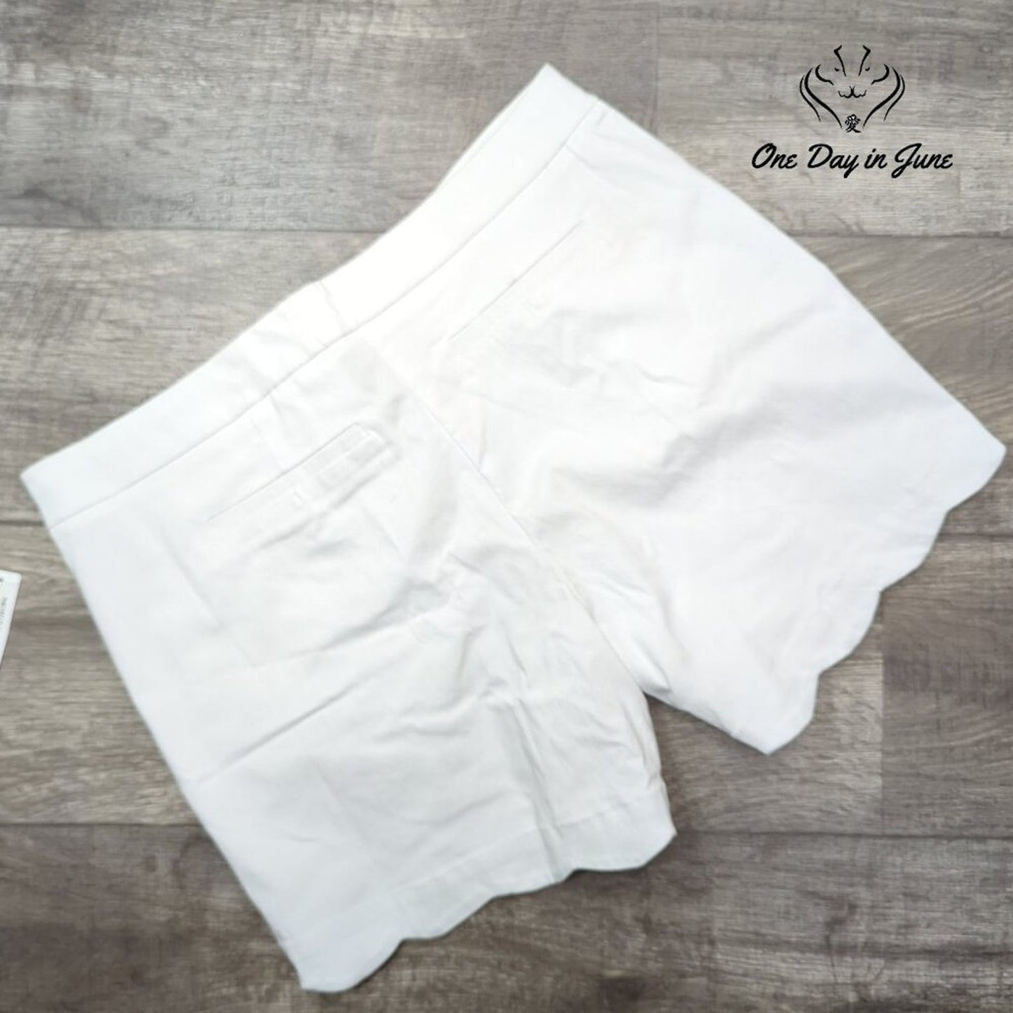 New Directions Essential Shorts White Scallop Hem NWT Size 16