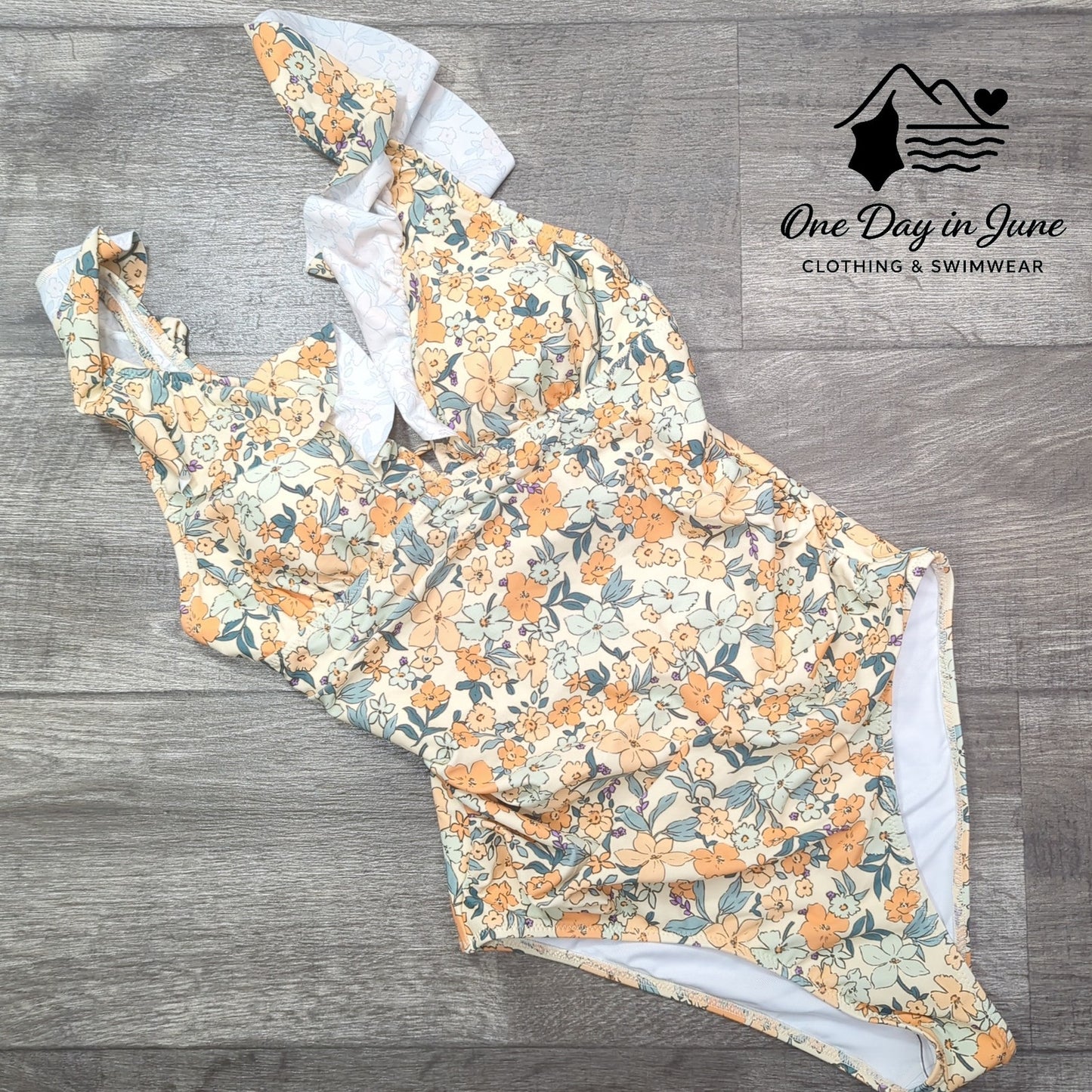 Cupshe Ditsy Daisy Ruffle Lace Up Back One Piece Swimsuit Size M