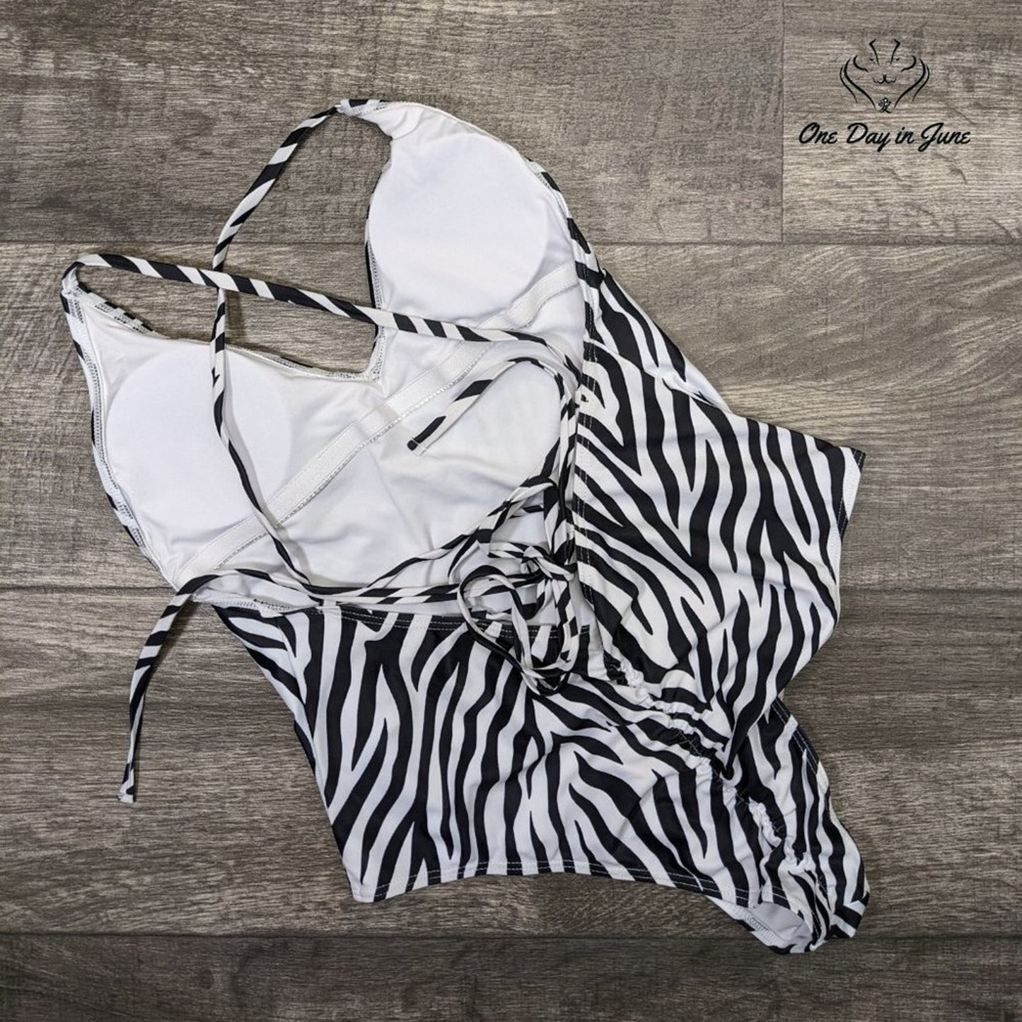 Amzbrly Zebra Striped Criss Cross Ruched Back One Piece Swimsuit Size M