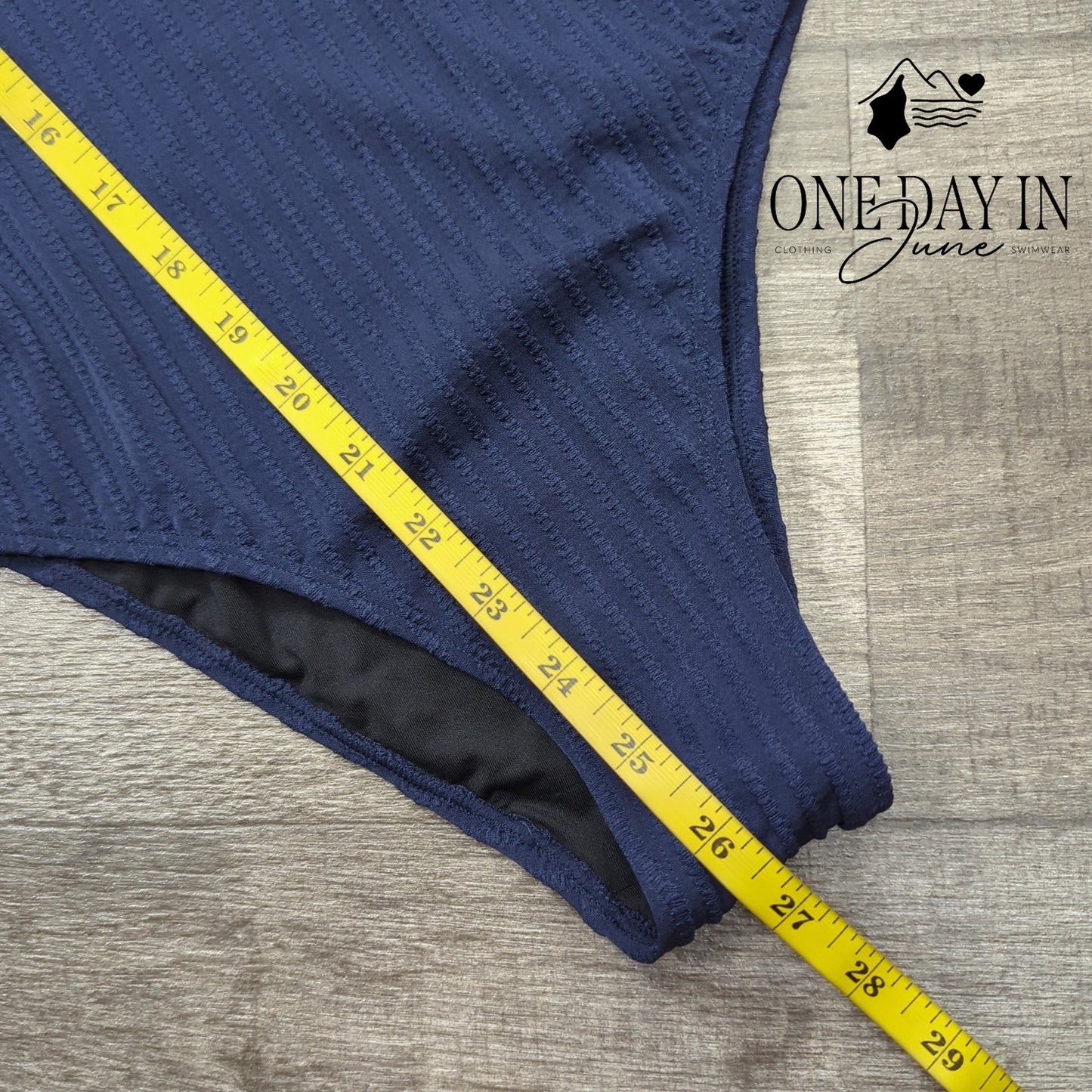 Cupshe V Front Textured One Piece Swimsuit Size L