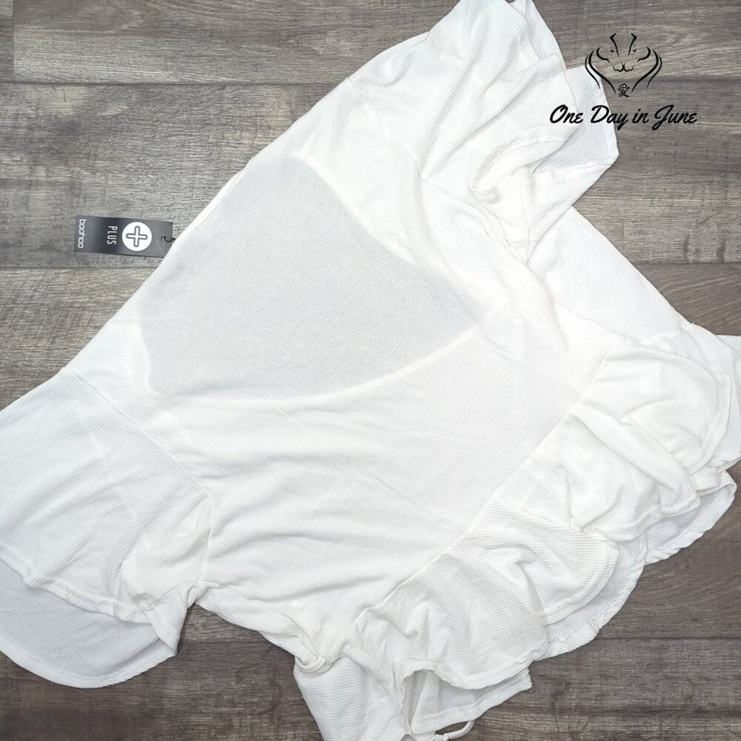 Boohoo Plus Rib Wrap Peplum Top White Cap Sleeve Tie Waist NWT Size 22