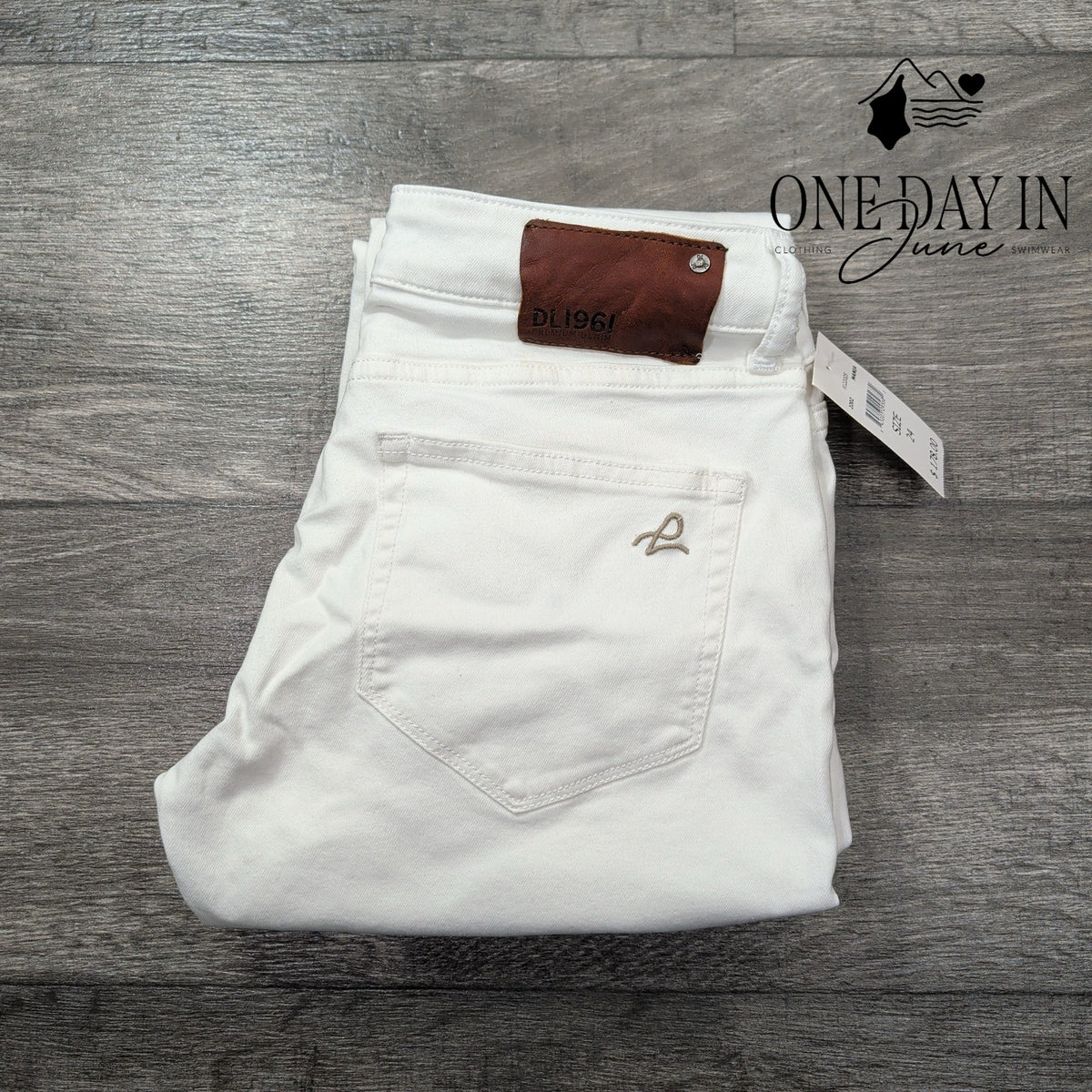 DL1961 Riley Boyfriend Distressed Jeans Mania White NWT Size 00 (24)