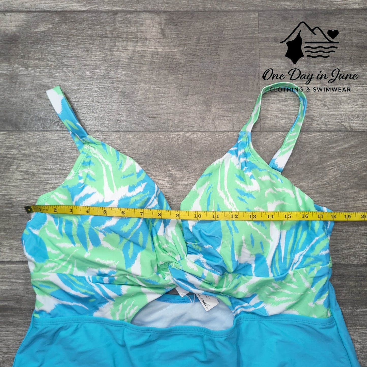 Cupshe Plus Size Twist Front Keyhole One Piece Swimsuit Size 3X