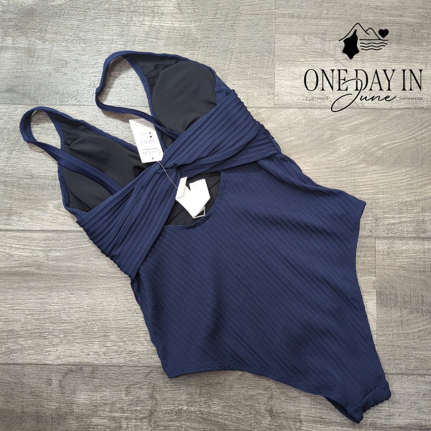 Cupshe V Front Textured One Piece Swimsuit Size M