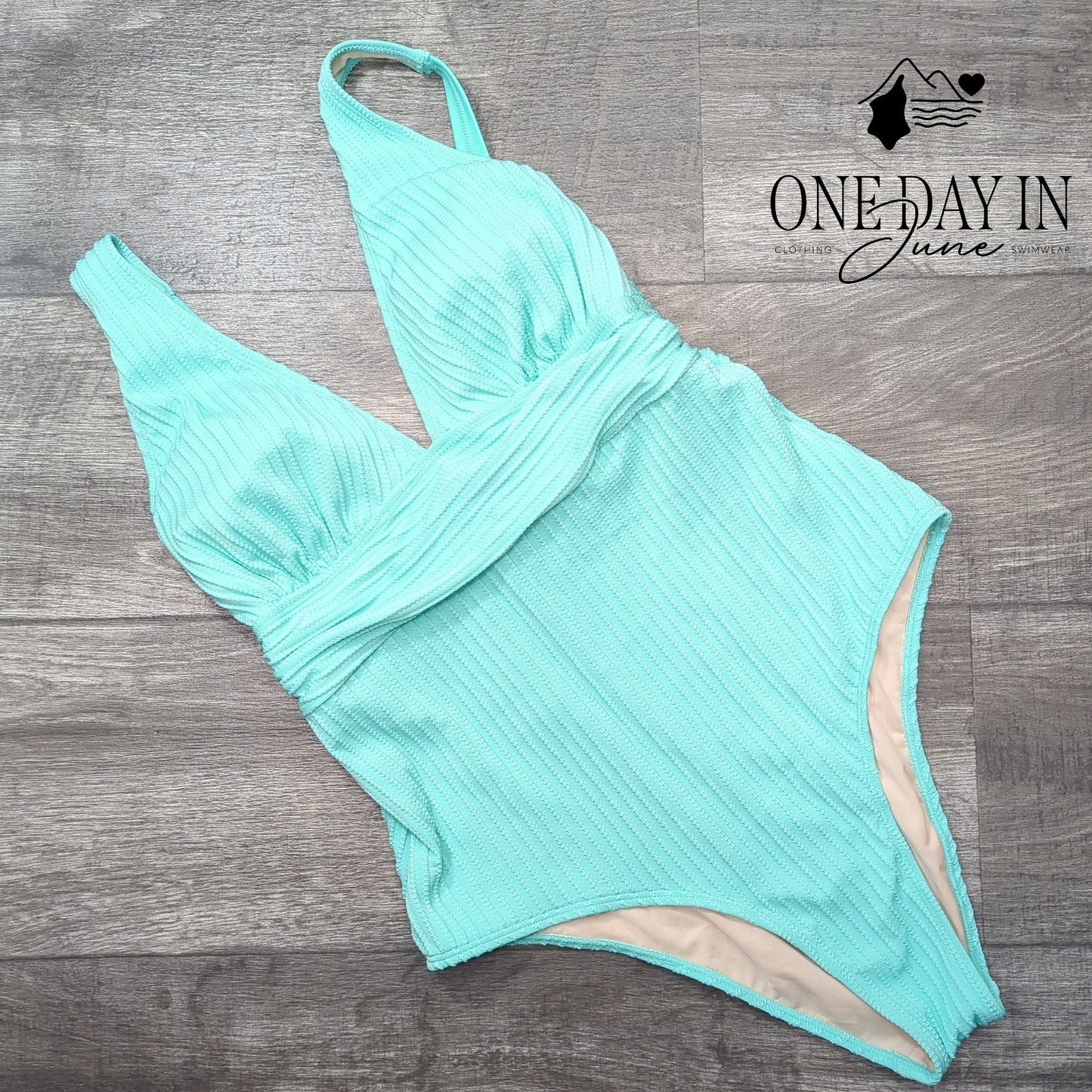 Cupshe Textured V Front One Piece Swimsuit Size L