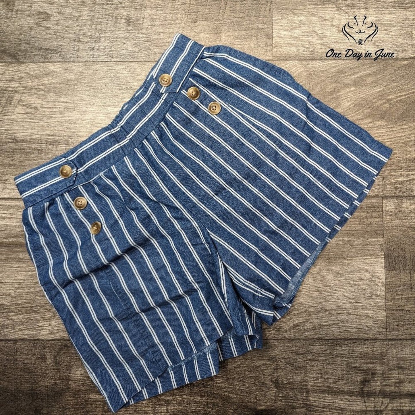 Robert Louis Button Accent Shorts Size S