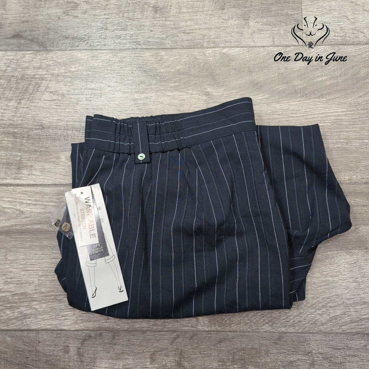 Larry Levine Womens Plus Size City Shorts Navy Pinstripe Bermuda NWT Size 20W