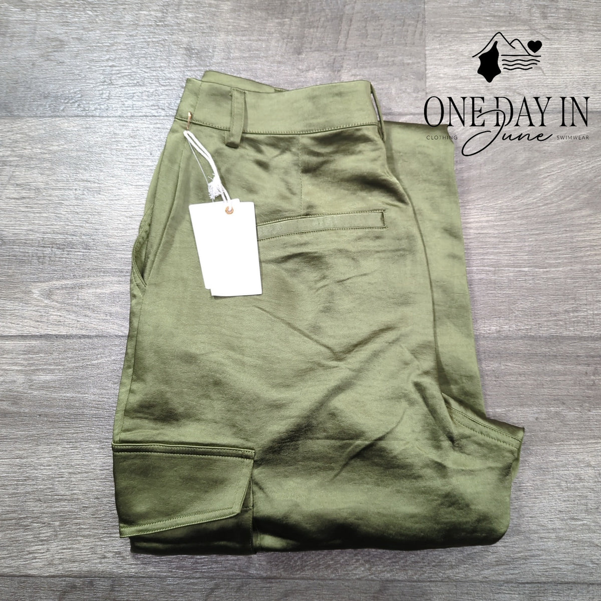 Good American Washed Satin Cargo Pants Juniper Green NWT $169 Size 2