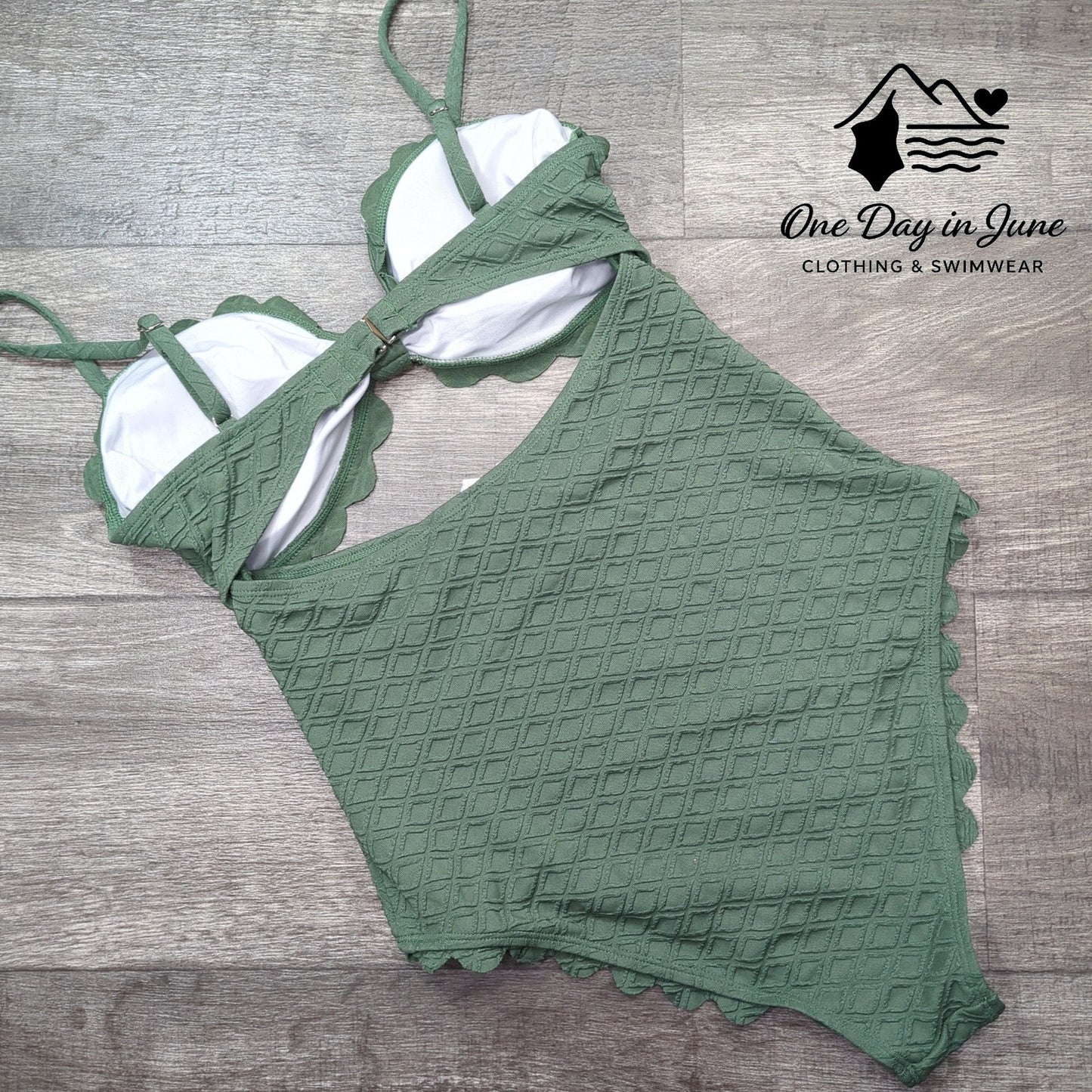 Cupshe Scallop Edge Textured Cut Out One Piece Swimsuit Size M