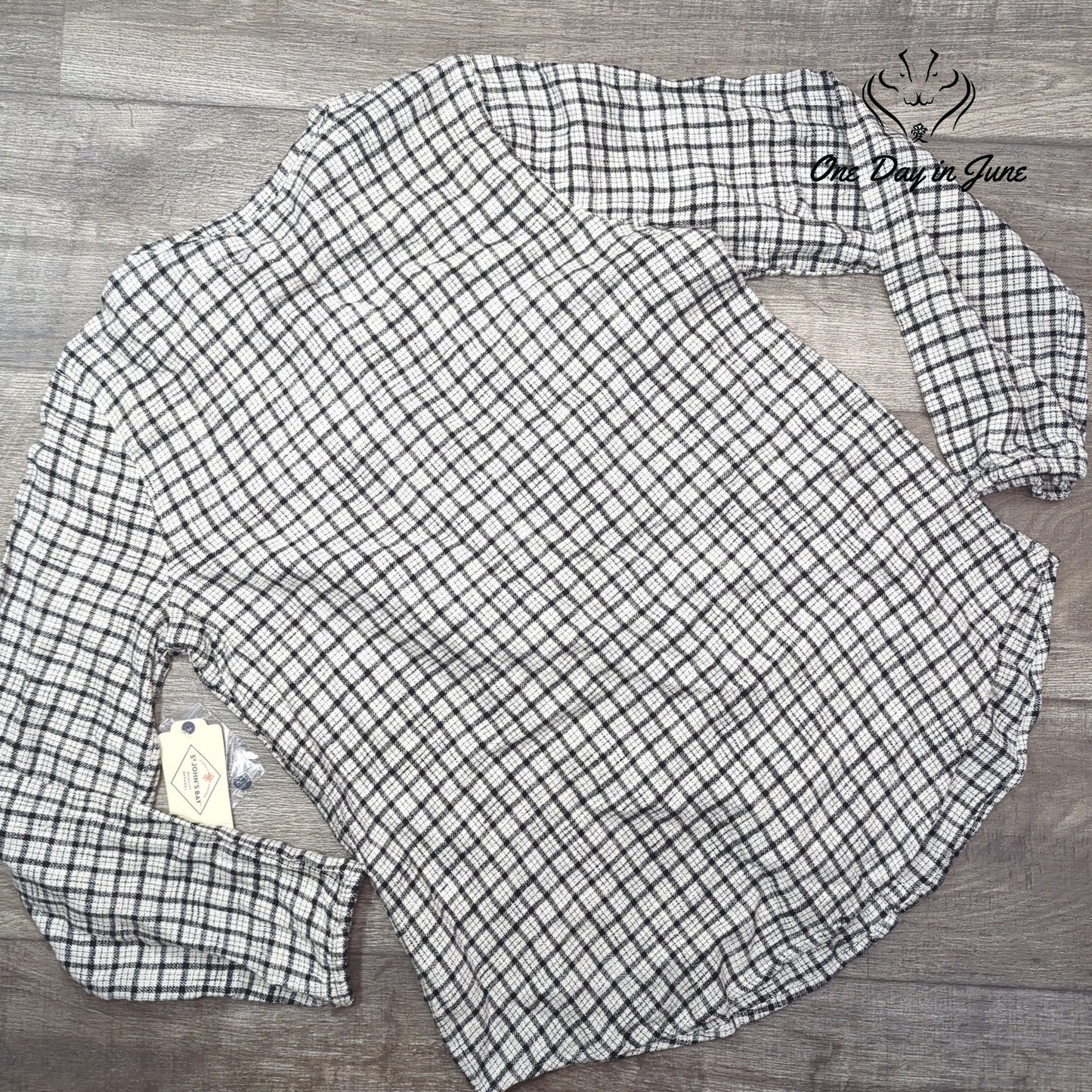 St. John's Bay Button Front Long Sleeve Top Size M