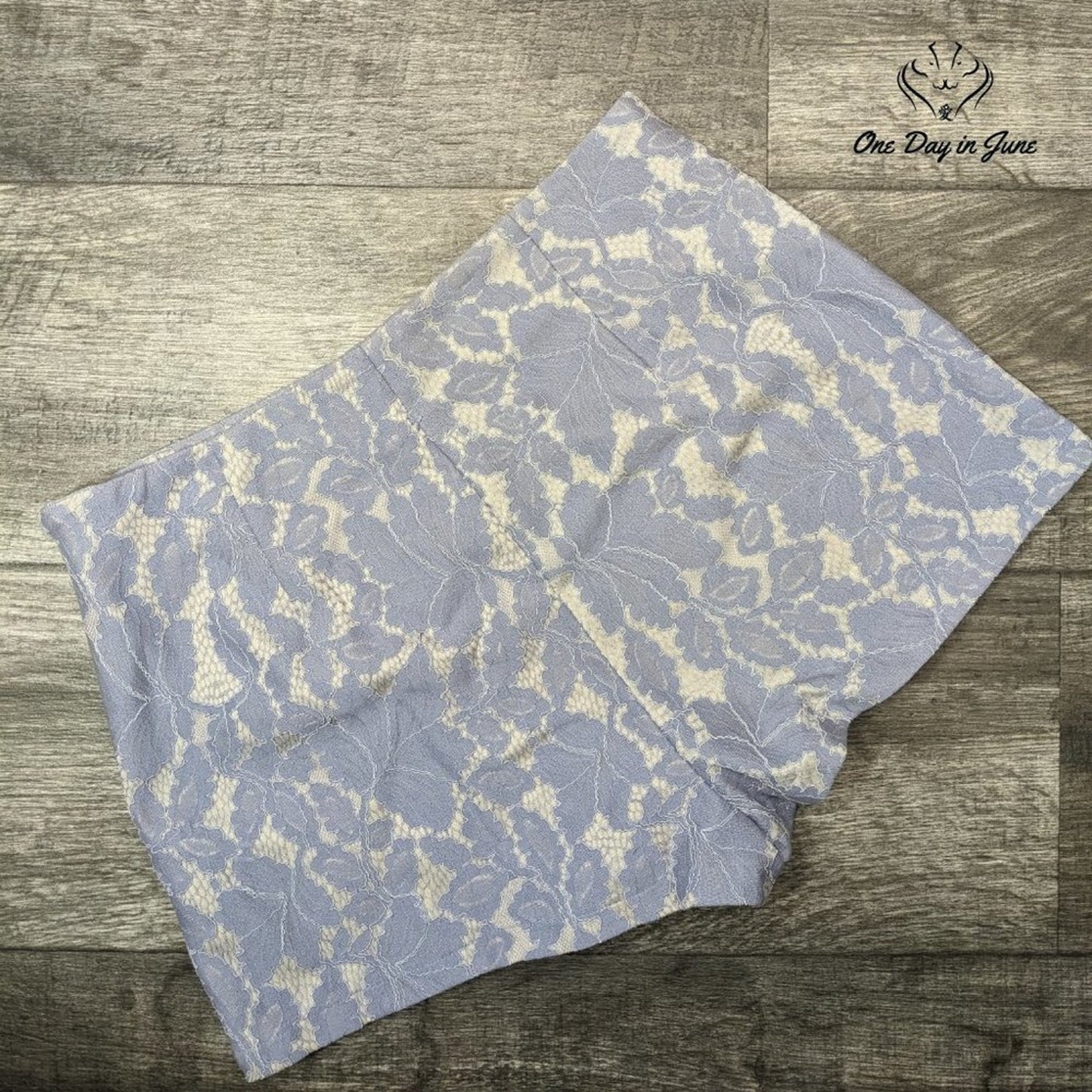 She + Sky Textured Shorts Size L