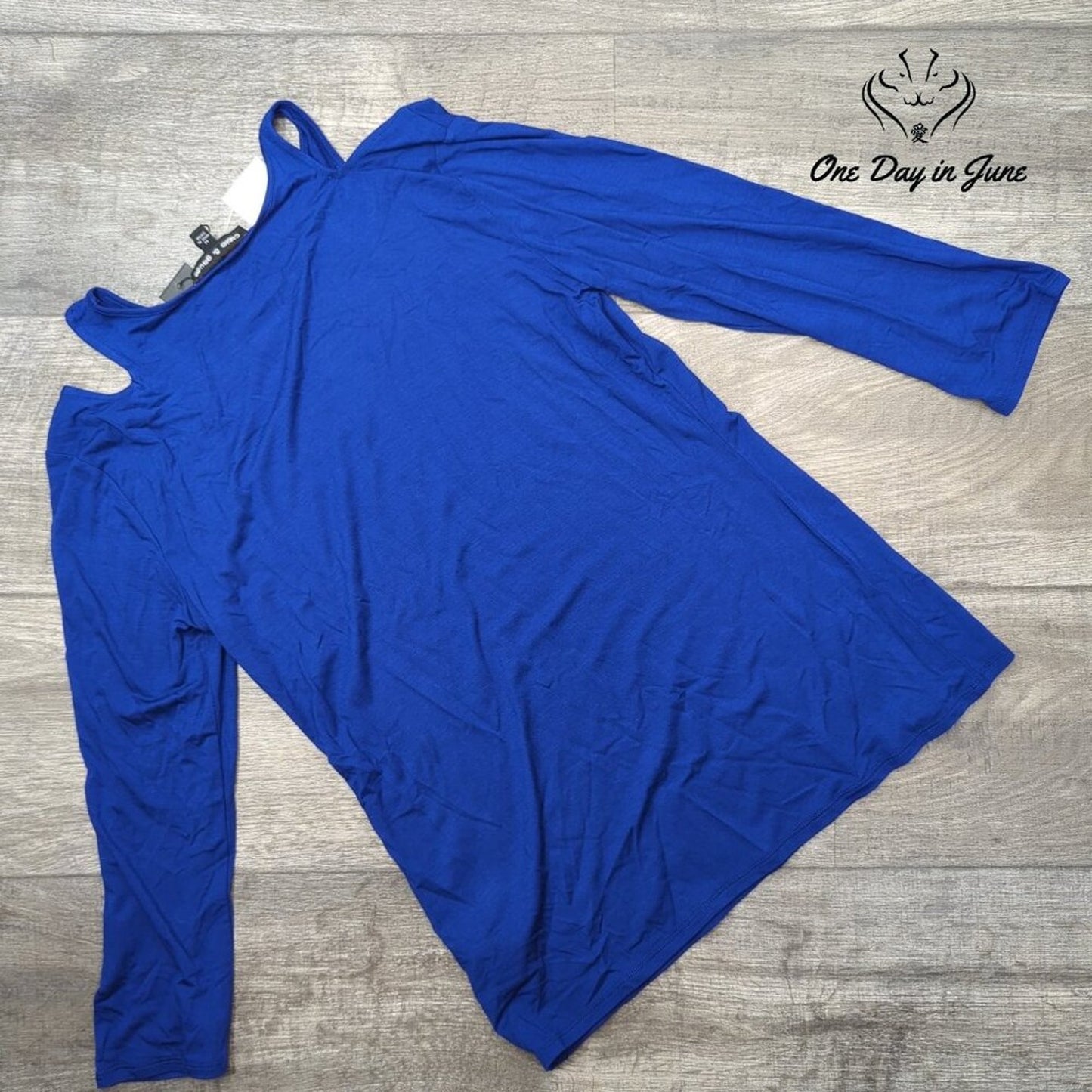 Cable & Gauge Cold Shoulder Long Sleeve Top Size M