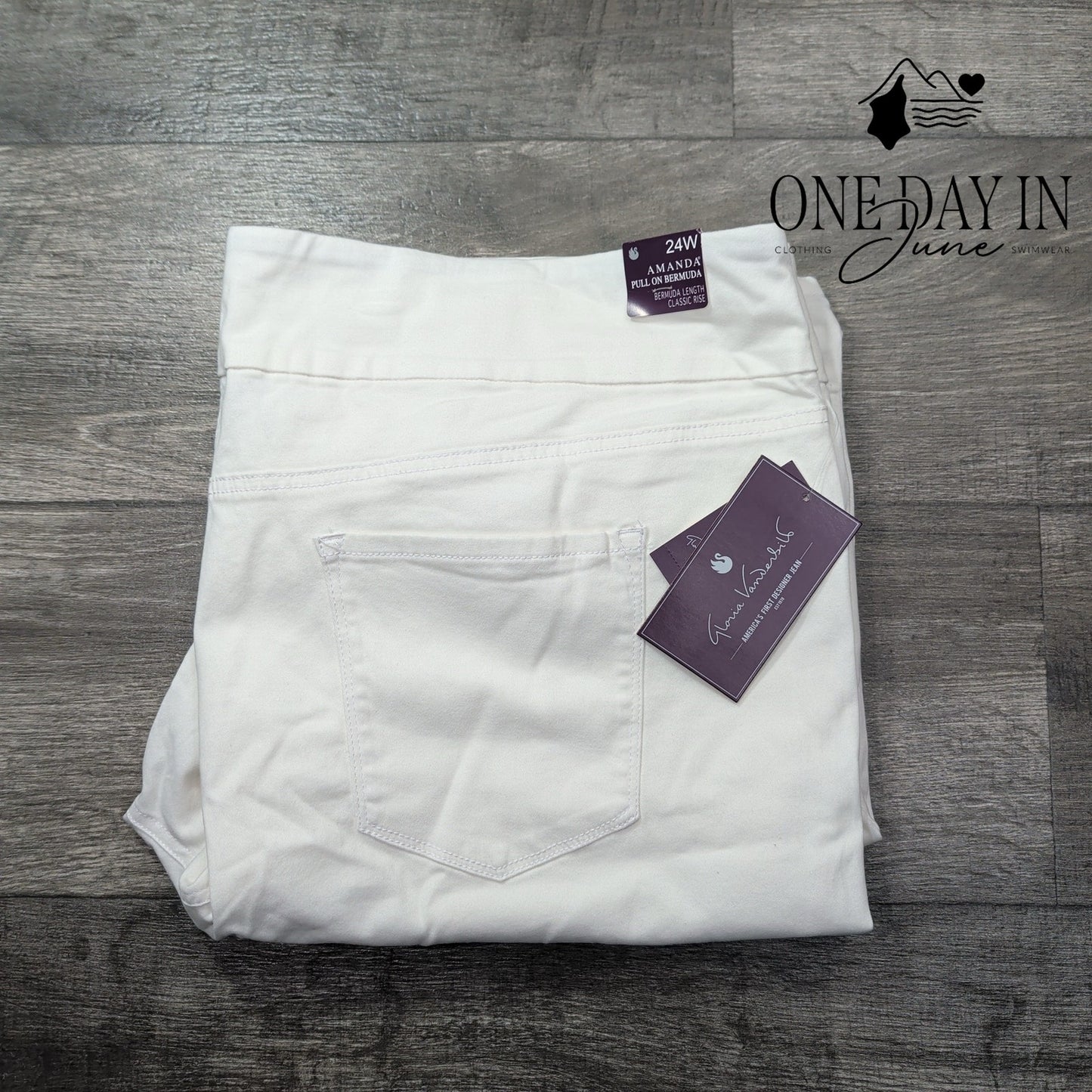 Gloria Vanderbilt Amanda Bermuda Shorts White Pull On Stretch NWT Size 24W
