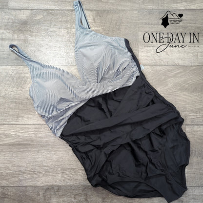 Smismivo Twist Front One Piece Swimsuit Size XL