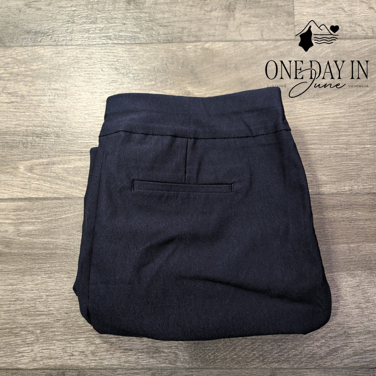 Chico's So Slimming Brigitte Slim Leg Crop Pants Classic Navy NWT Size 10
