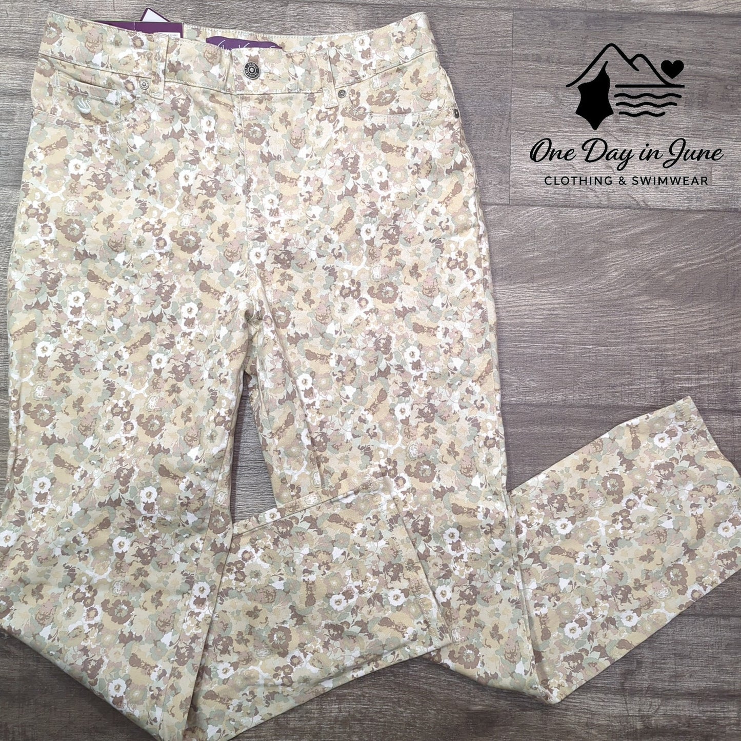 Gloria Vanderbilt Amanda 2.0 Slim Leg Classic Rise Floral Jeans Size 10 Short