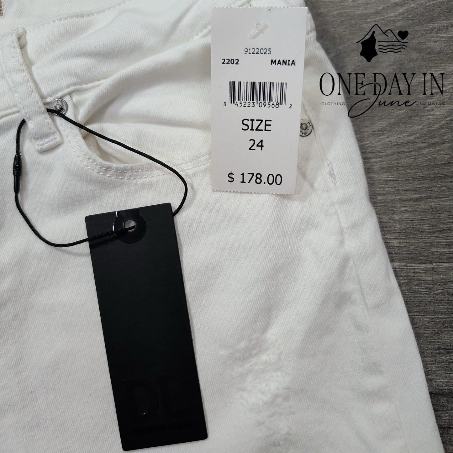 DL1961 Riley Boyfriend Distressed Jeans Mania White NWT Size 00 (24)