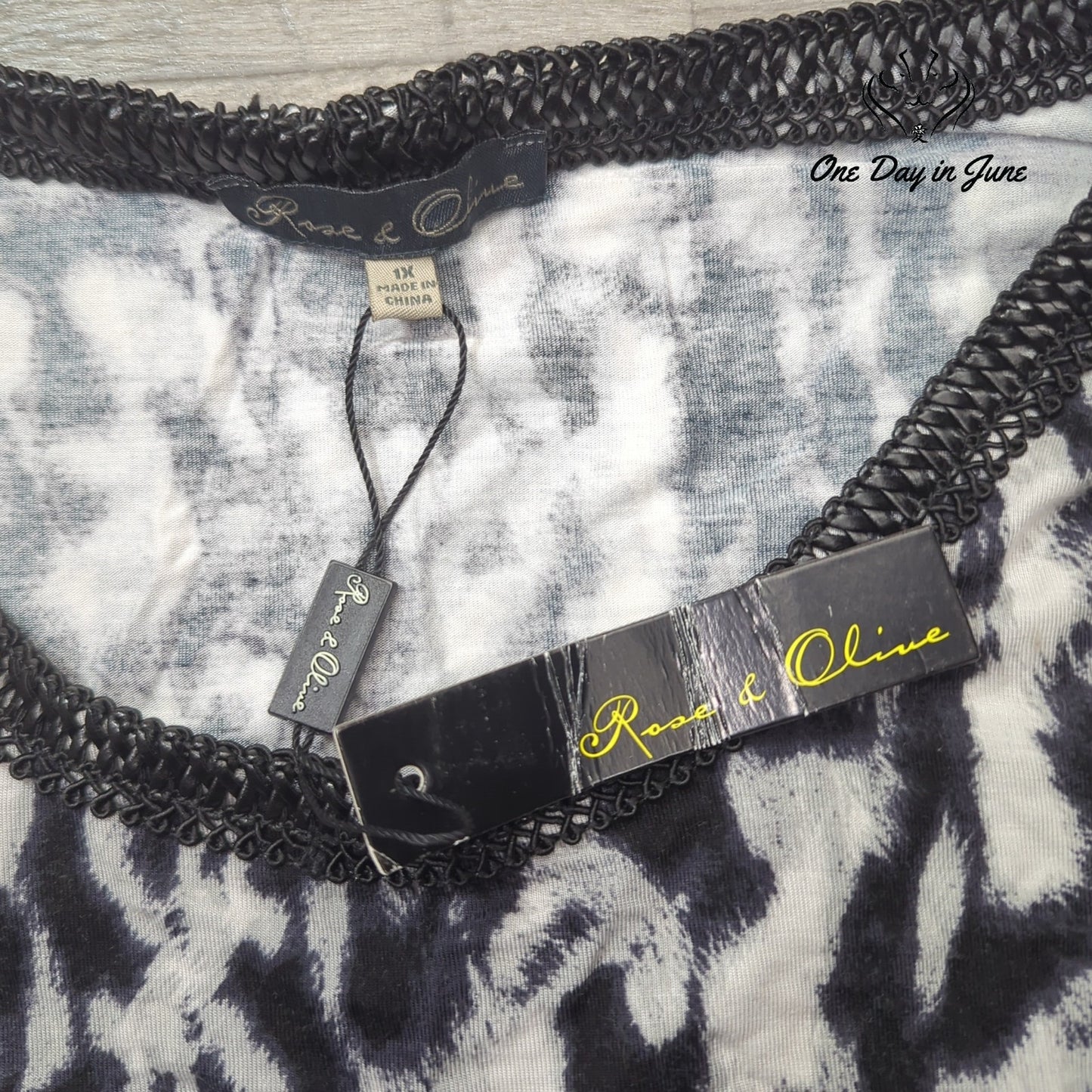 Rose & Olive Cold Shoulder Top Size 1X