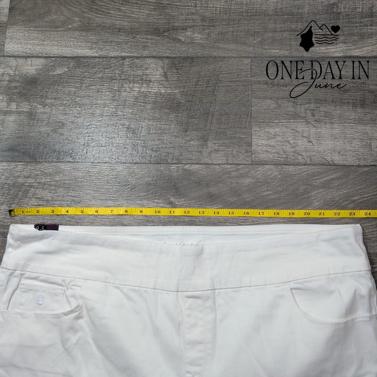 Gloria Vanderbilt Amanda Bermuda Shorts White Pull On Stretch NWT Size 24W