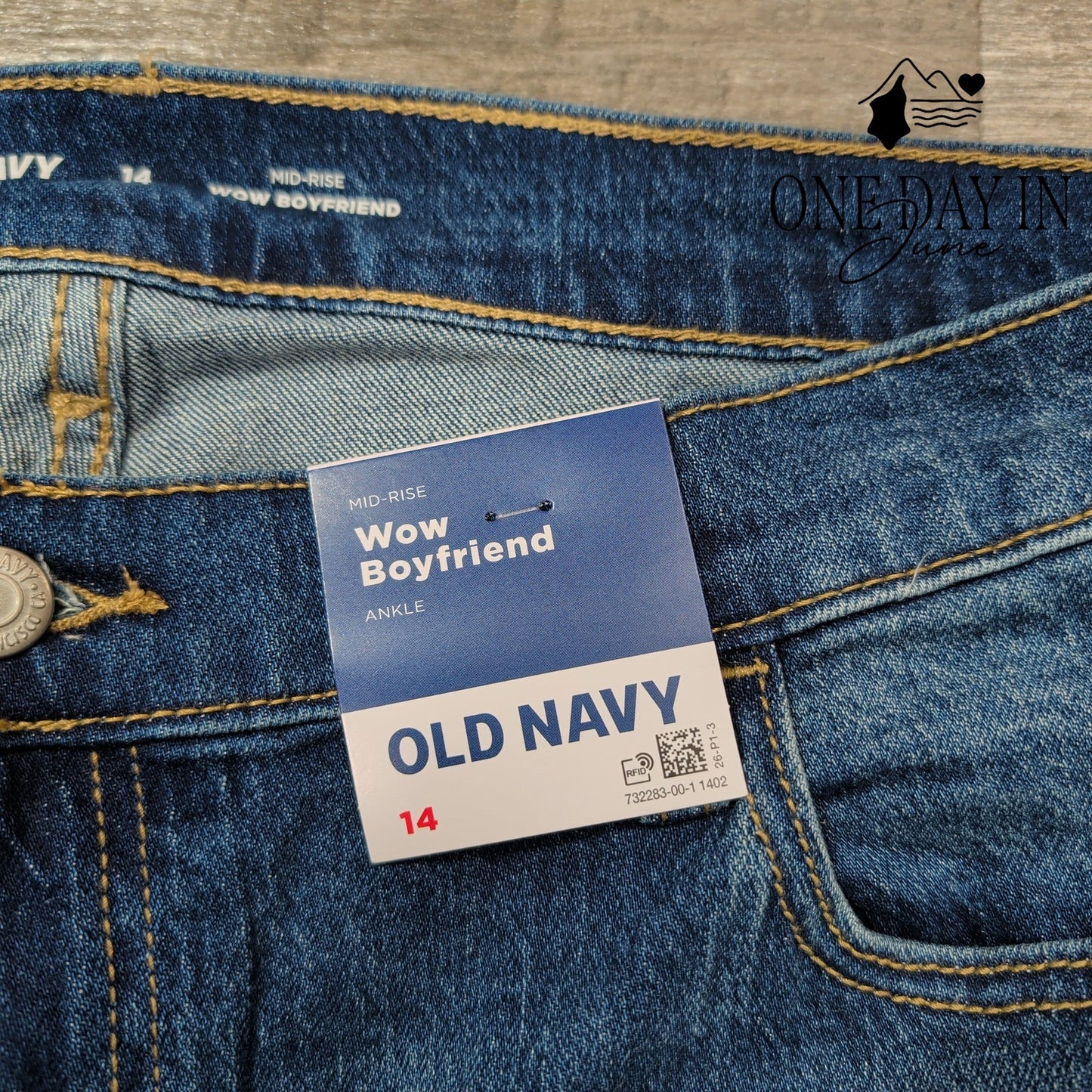 Old Navy Wow Boyfriend Mid Rise Straight Ankle Jeans Medium Wash NWT Size 14