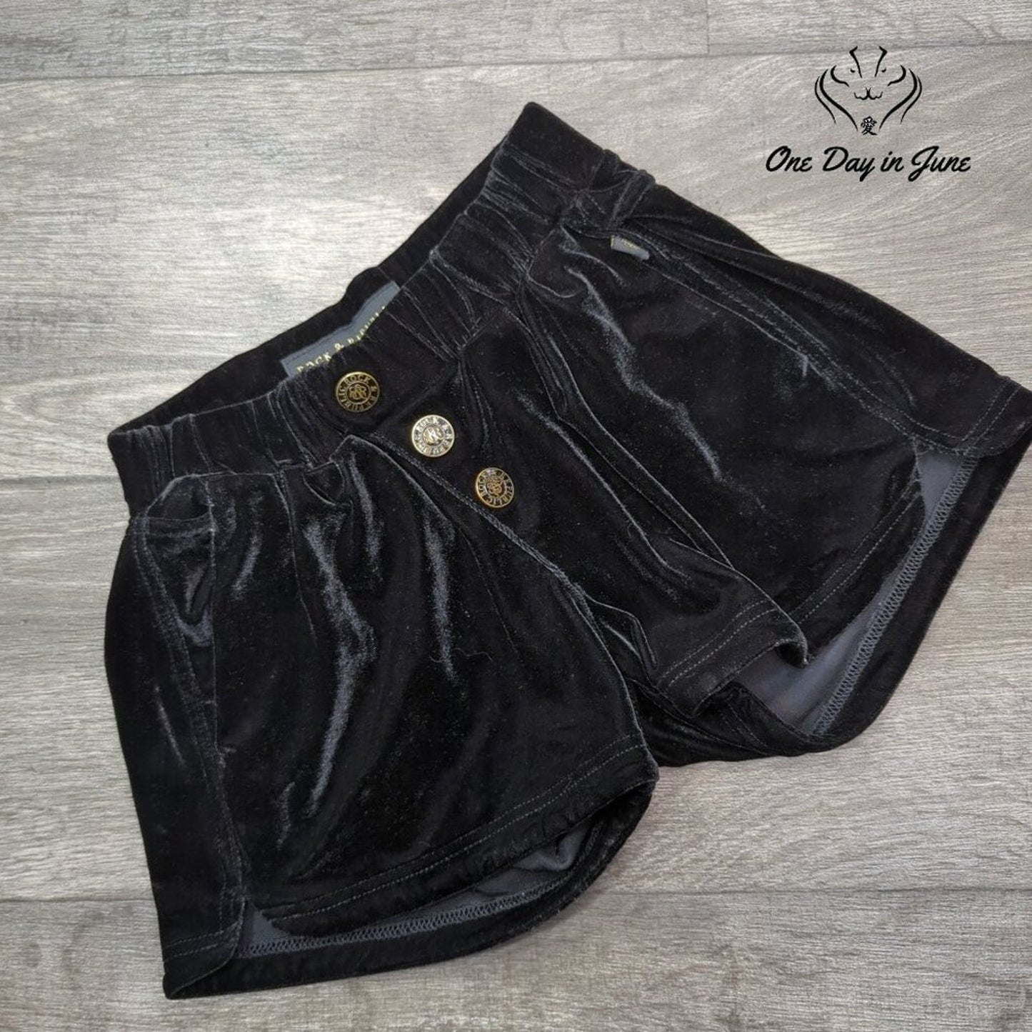 Rock & Republic Black Velvet Pull On High Rise Shorts Size 2