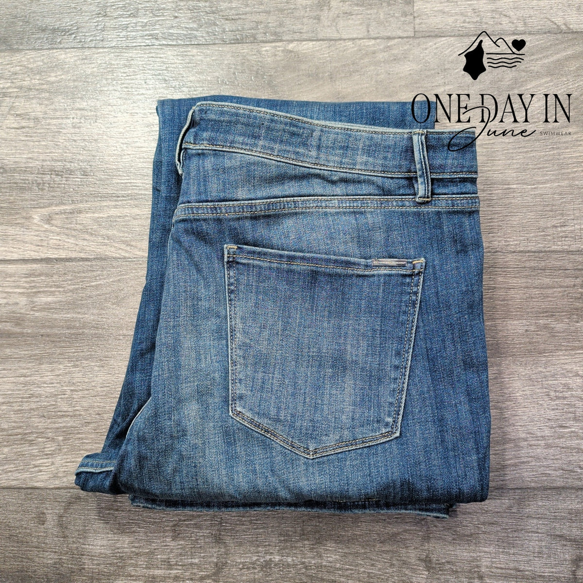 White House Black Market Market Mid Rise Slim Bootcut Jeans Blue NWT Size 18S