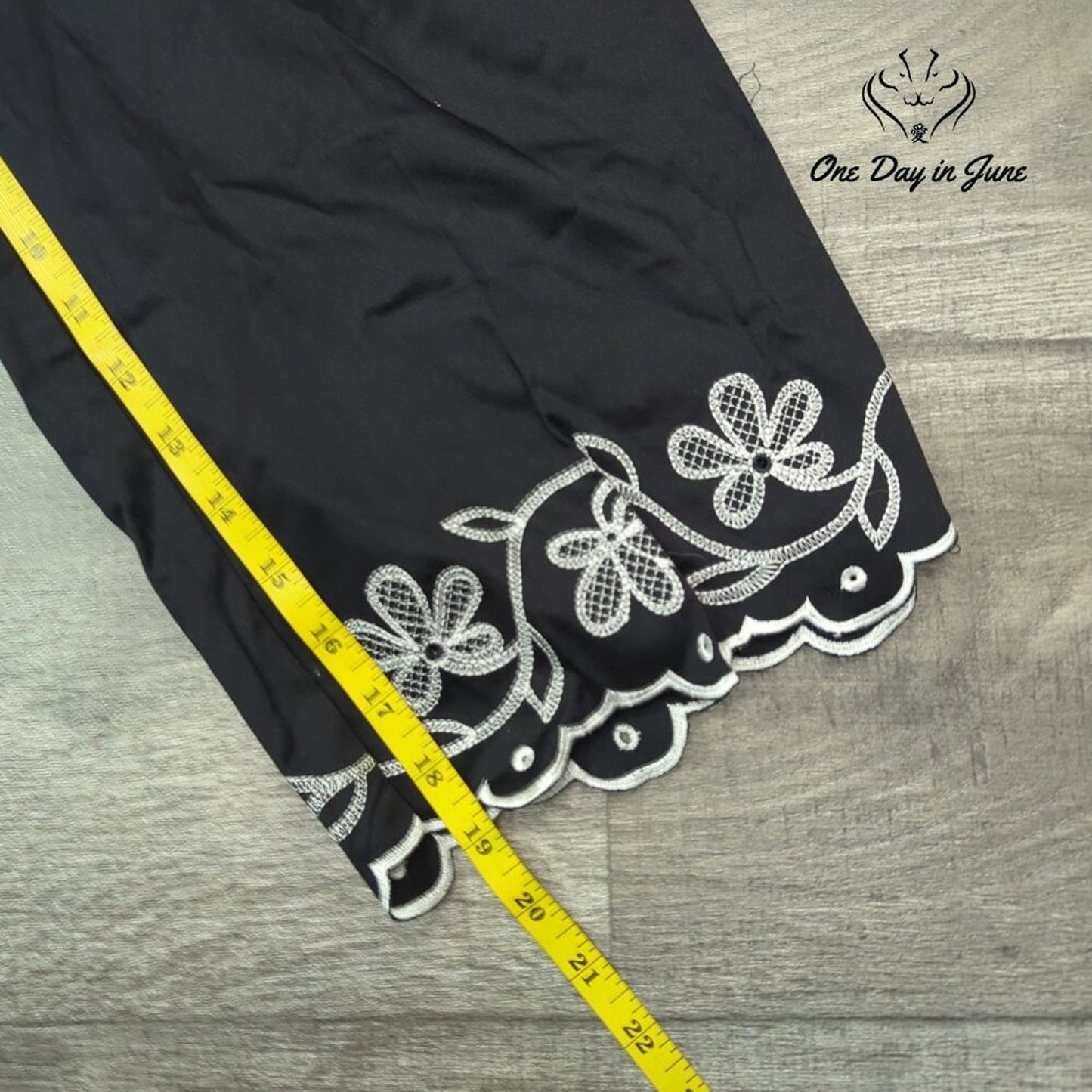 RQT This and That Cropped Embroidered Pants Size 12