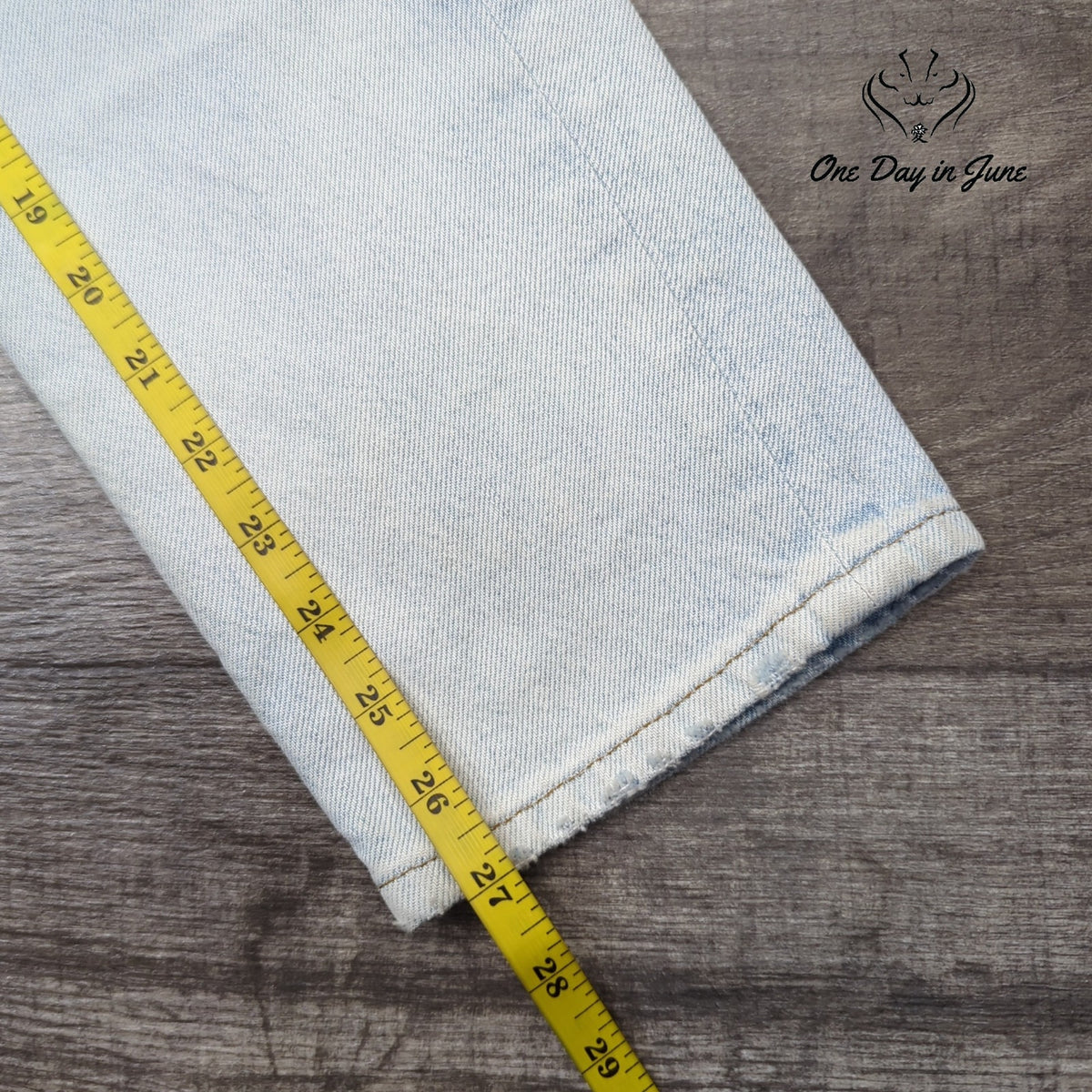 Frame Le Original High Rise Straight Light Wash Distressed Button Fly Size 24