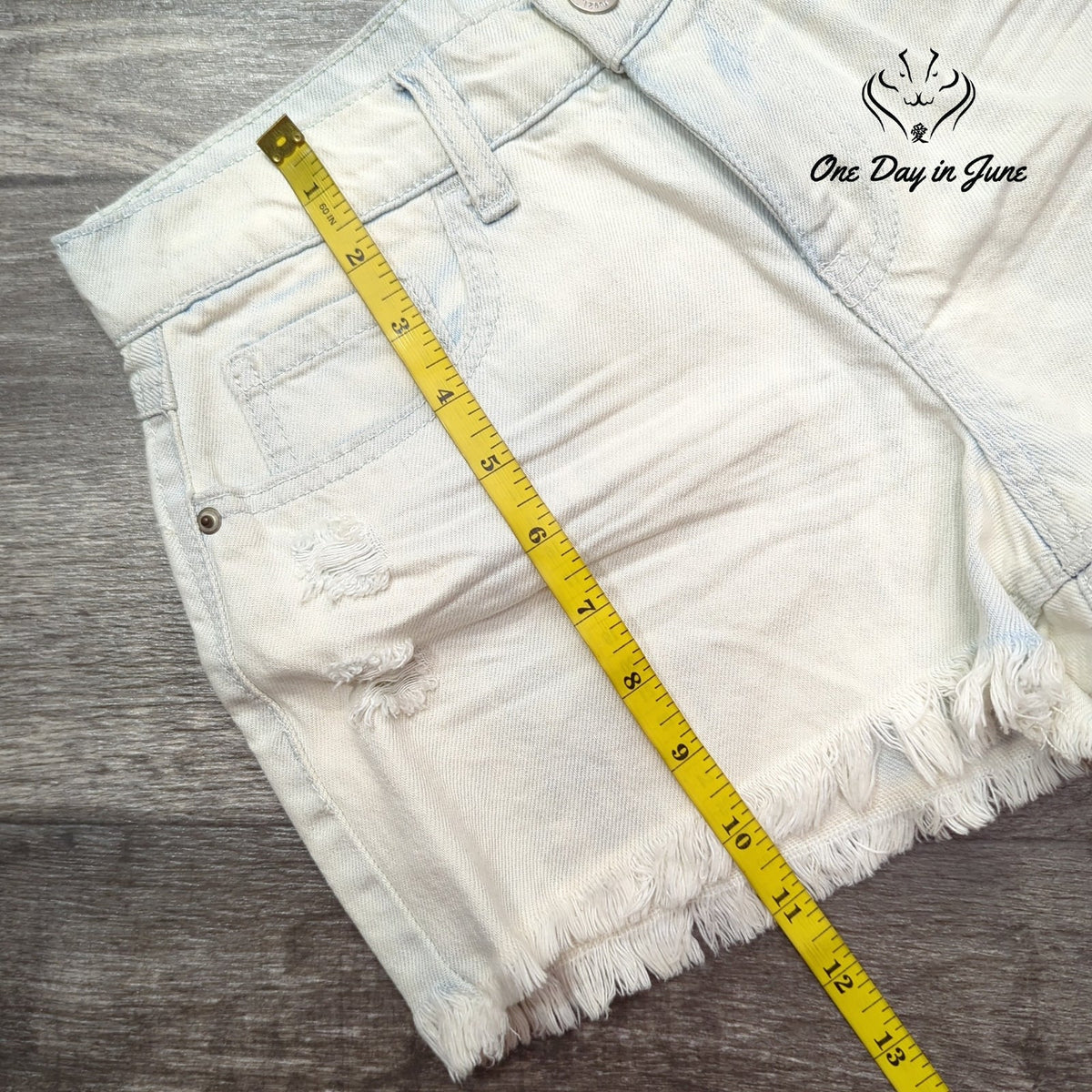 Rue 21 Girls High Rise Shortie Denim Shorts Light Wash Distressed Frayed Size 2