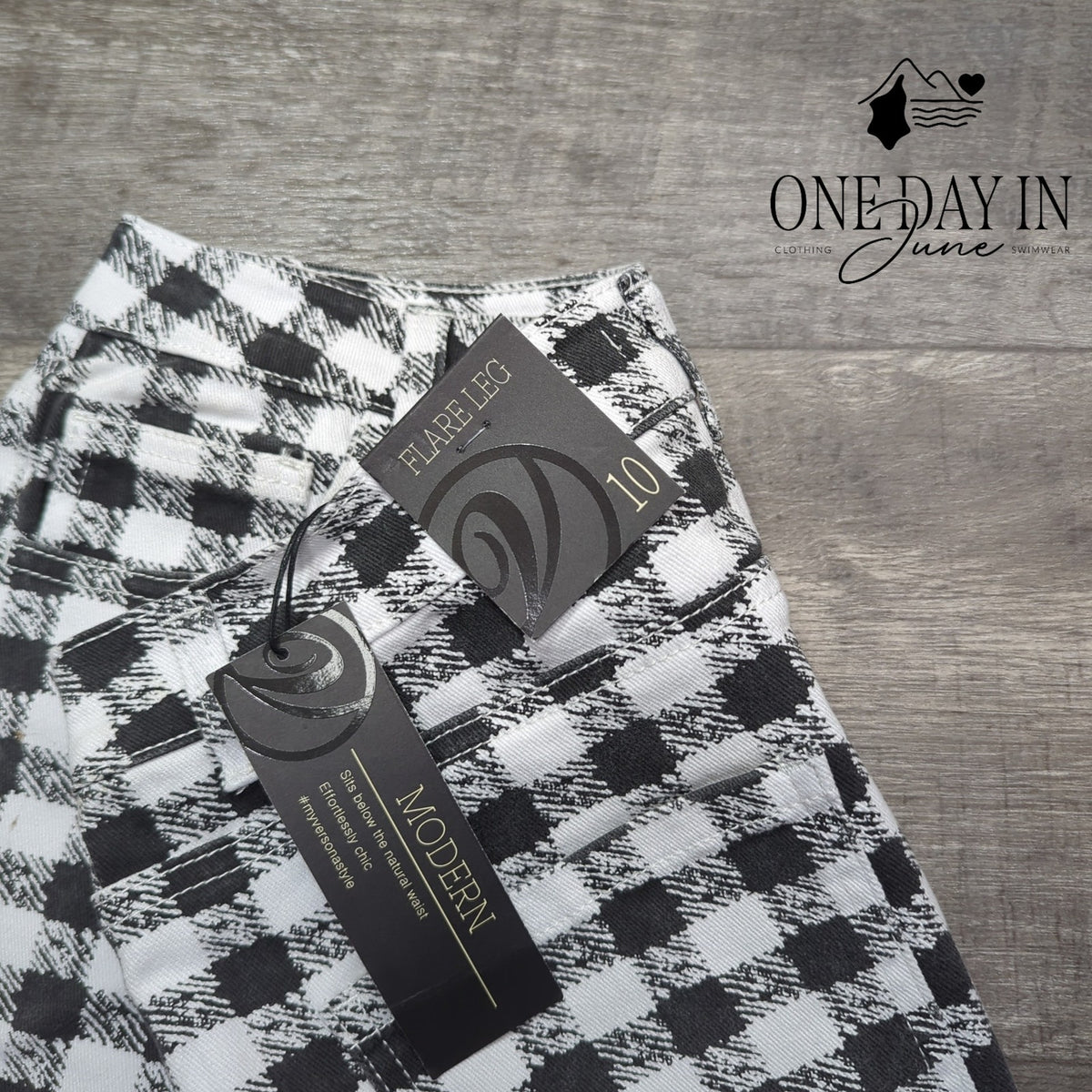 Versona Modern Flare Leg Jeans Women's Black White Gingham Plaid NWT Size 10