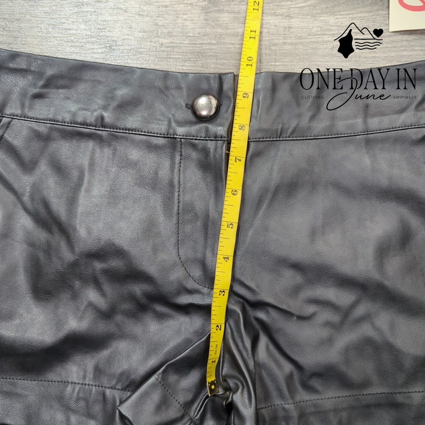 Osenboye Faux Leather Shorts Size 7